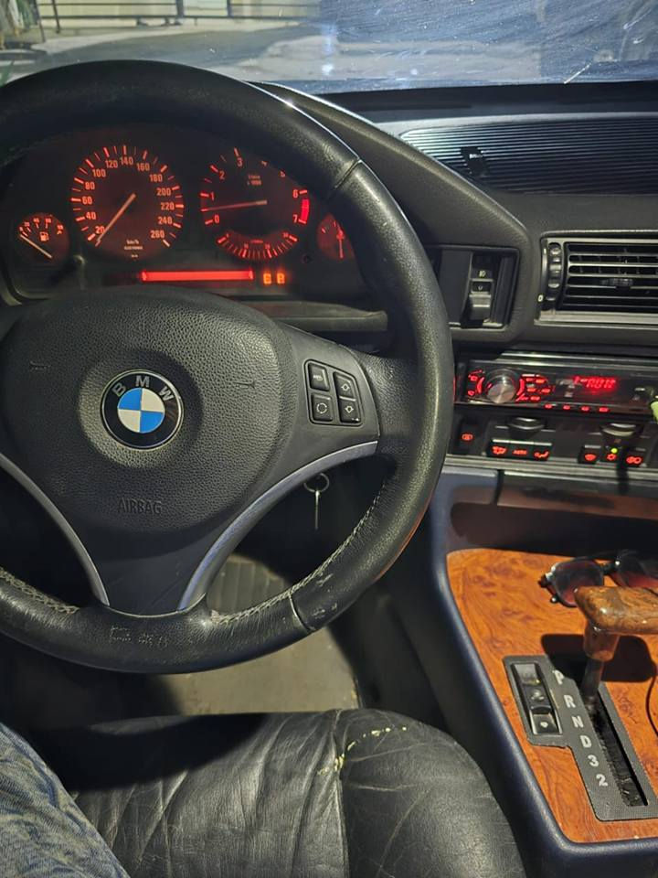 بي ام 530 V8  كير اوتو موديل 1992 رقم بغداد الإنكليزي لون أسود غير محدد سنوية ل28 
فتحة سقف بيها عطل  
 كمبريسر ياباني 
الصدر 60% 
تايرات 60% 
باتري جديد 
كشتات كهرباء 
بيها منظومة غاز 
السيارة يراده كم شغلة ( ترتيبات )
السيارة بيها ضربة خفيفة  بالجاملغ الأمامي الأيمن 
السعر 50 وبيها مجال 
*********** بغداد, العراق
