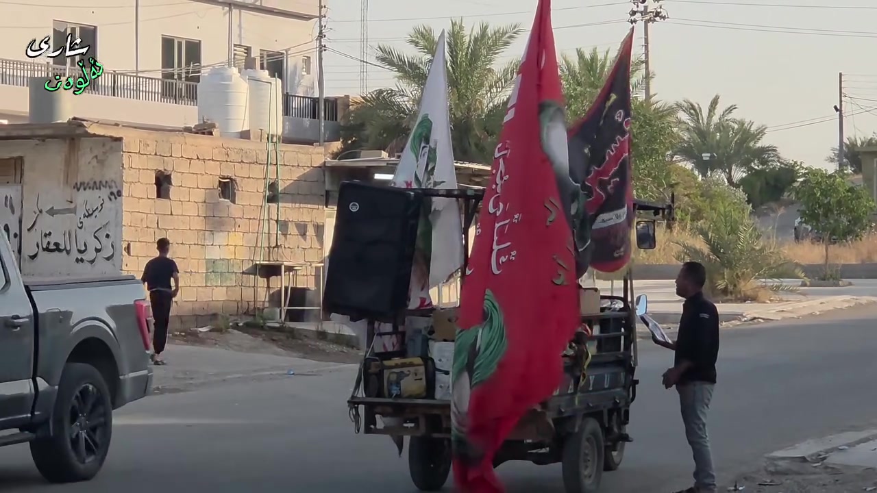 هذا رجال بائع متجول ..يبيع اعلام ملابس 
الي يشوفه يشتري منه 
وربي. يرزق الجميع.


**إذا كنت صاحب هذا الإعلان وتريد حذفه لأي سبب، رجاءا أرسل رسالة إلى الدعم الفني**
