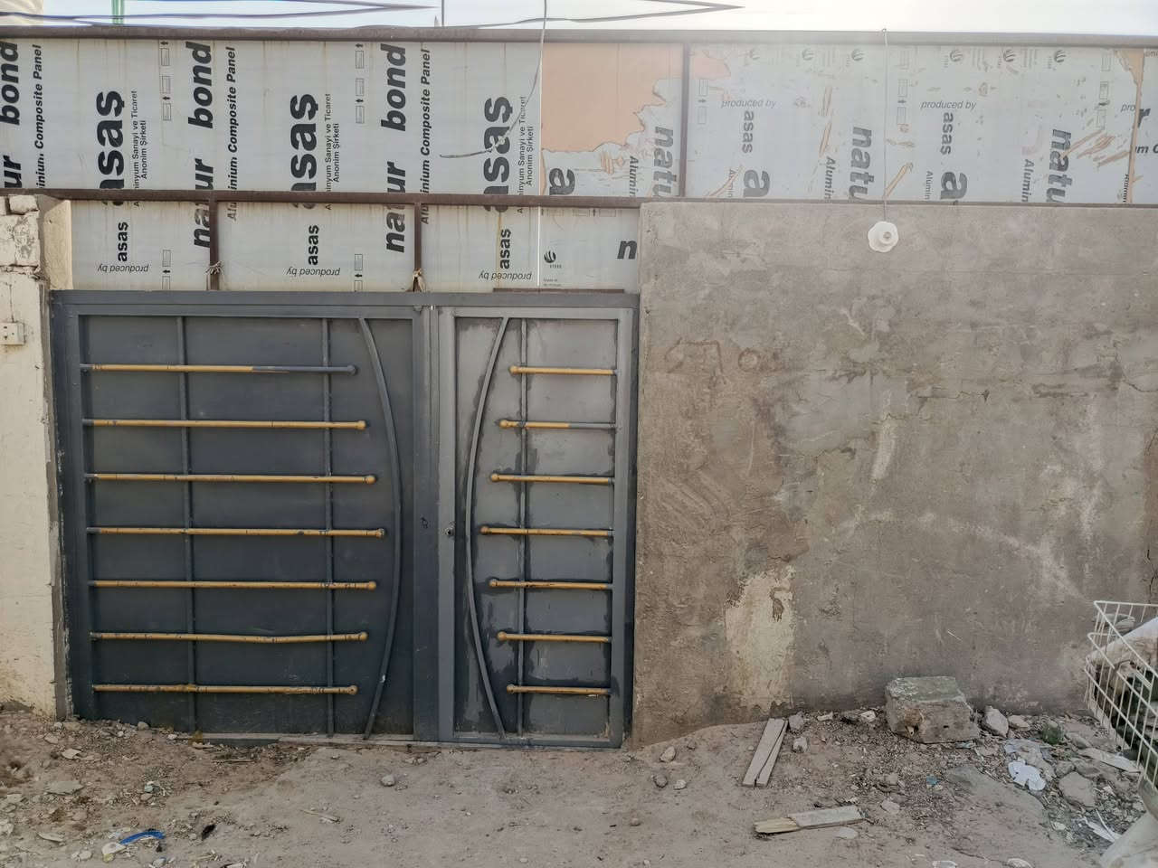 السلام عليكم بيت للايجار شارع المطار الجديد قرب اسواق فدك بي بغرفه وصاله مطبخ ومكشوفه. ***********
