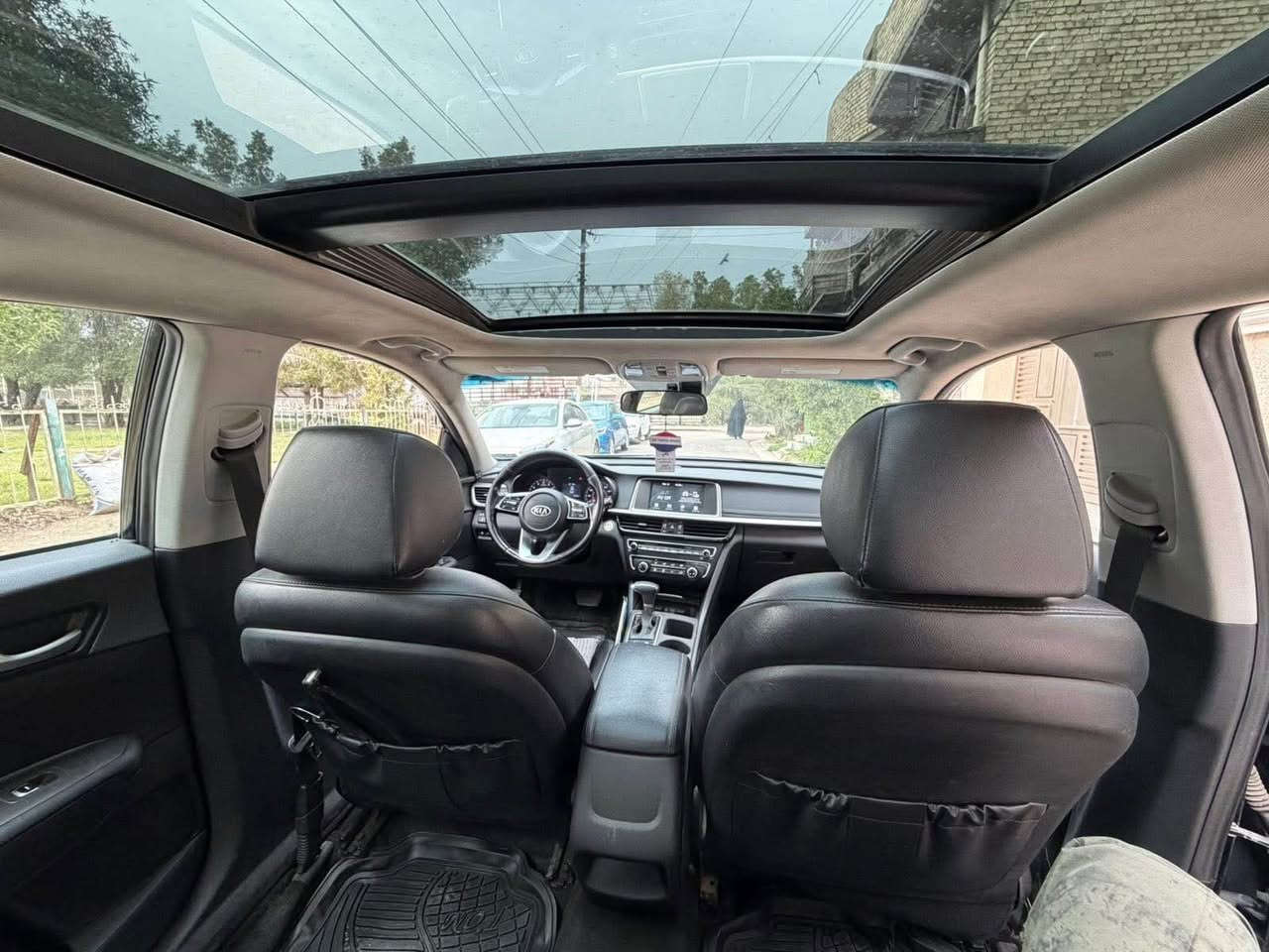 السلام عليكم بيع او مراوس 
كيا اوبتيما امريكي SE2020  فول ١/١ 
GDi 2400 
 بصمه 
بانوراما 
كشن كهرباء 
تدفئه كشنات
 رادار امامي 
 رادار جانبي 
نقطه عمياء  
تحديد مسار 
حادثها جاملغ وبنيد بدون دواخل
ضايفلها منضومه غاز 80 لتر 
138$وبيها مجال بسيط 
 
بغداد السيديه 
*********** بغداد, العراق
