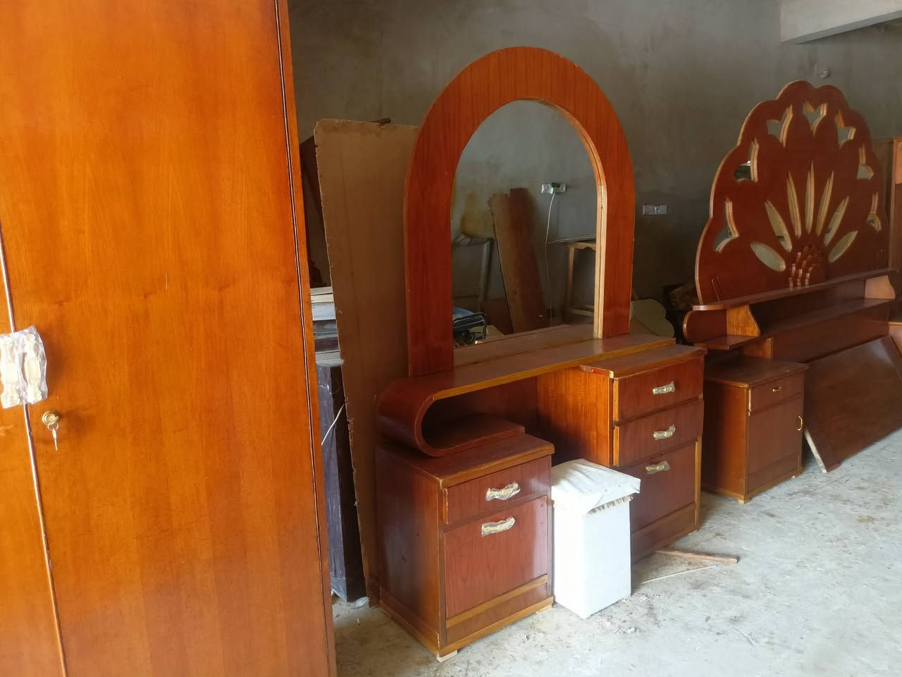 غرفة 5ابواب للبيع نضيفه ثكيله السعر 325بيه مجال العنوان حي الانتصارشارع30قرب المركز ***********بي وتس
