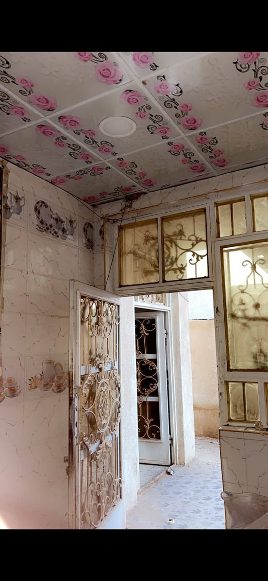 اللهم صلي على محمد وآل محمد 
بيت طابو صرف طابقين بناء طابوق حديث مسلح
العنوان بابل طريق كربلاء الاسكندريه مجمع حطين السكني 
البيت ركن مساحته 250 متر
يحتوي على 6 غرف نوم كبيرة الحجم
يحتوي على استقبال وحديقه بلاضافه يوجد محل بصف البيت 10*10 يُصلح للاستثمار
مطبخ وصاله ومنّور 
وصحيات خارجيه وداخليه وصحيات في الطابق الثاني 
يحتوي الطابق الثاني على 4 غرف نوم وصحيات وصاله وبلكونه
يُصلح البيت للاستثمار بسبب موقعه التجاري المميز محلات او عيادات طبيه او روضه ومدرسه اهليه ومعهد تدريسي او مكتب عقاري بسبب موقعه التجاري المميز 
الموقع راقي وهادىء جداً للسكن انارة وارصفه وشوارع تبليط 
يوجد بالقرب من البيت مجمع اسواق وصيدليه وعيادات طبيه و وكلاء وجميع الخدمات كامله 
سعر ايجار الطابق الاول 300 
سعر ايجار الطابق الثاني 300 
للاستفسار الاتصال على الرقم *********** 
الخاص والواتساب مغلق
