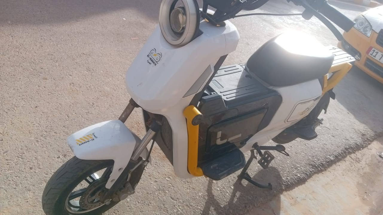 سلام عليكم دراجه شحن للبيع بطاريه لثيوم نضيف كلش موديل 25 سعر 400 وبي مجال شويه مكاني رمادي رقم تليفون ***********
