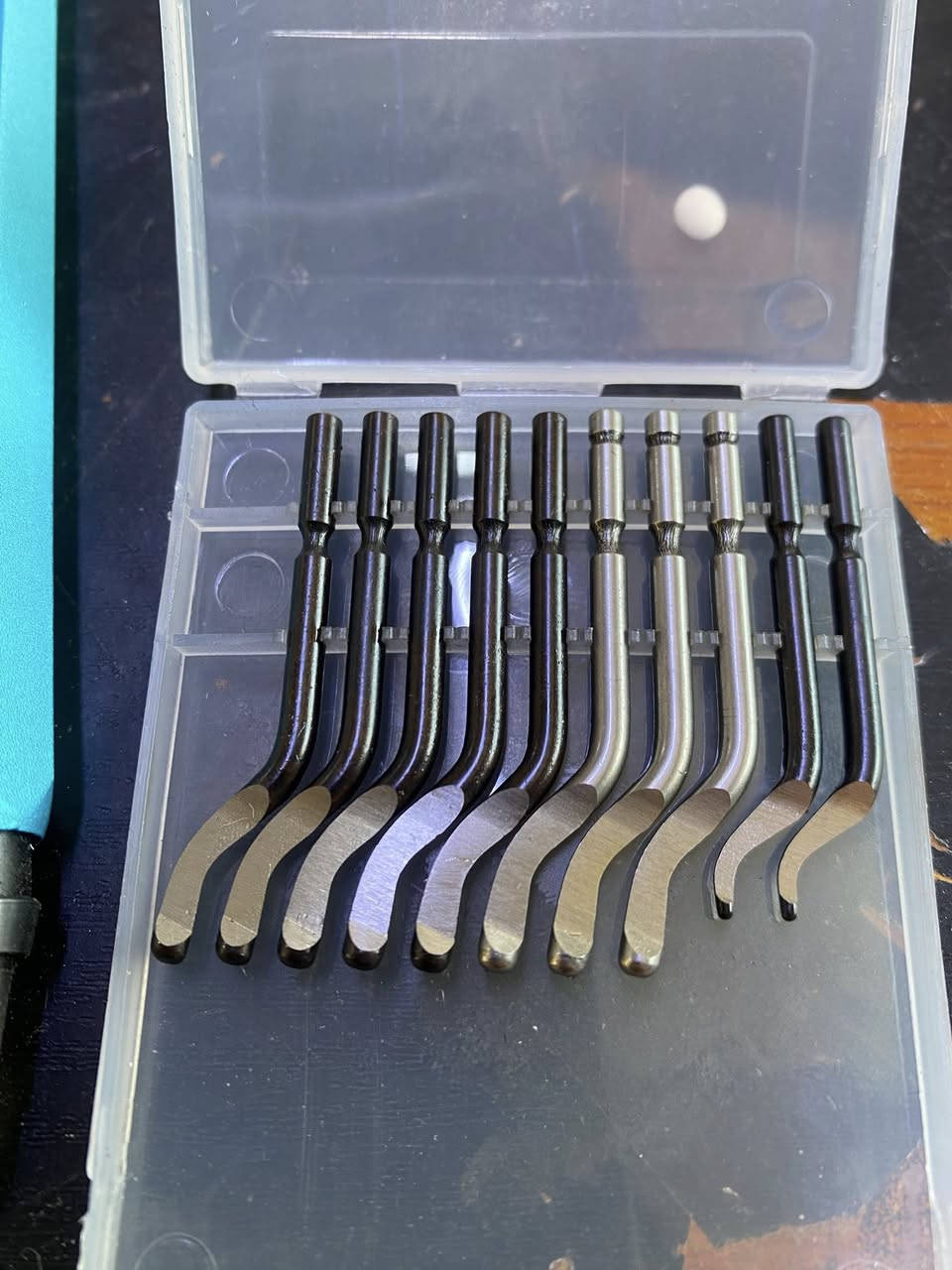 سلام عليكم.     اعلى سعر ابيع توصيل جميع المحافظات
المنتج هو أداة لإزالة الزوائد المعدنية (Deburring Tool)، تُستخدم لتنعيم حواف المعادن أو البلاستيك بعد القطع.
تتكون من مقبض معدني وشفرة حادة قابلة للاستبدال.
تأتي مع مجموعة شفرات متنوعة في علبة تخزين.
تعتبر أداة يدوية دقيقة للمشروعات الحرفية والصناعية.
السعر والمواصفات الدقيقة قد تختلف حسب الشركة


**إذا كنت صاحب هذا الإعلان وتريد حذفه لأي سبب، رجاءا أرسل رسالة إلى الدعم الفني**