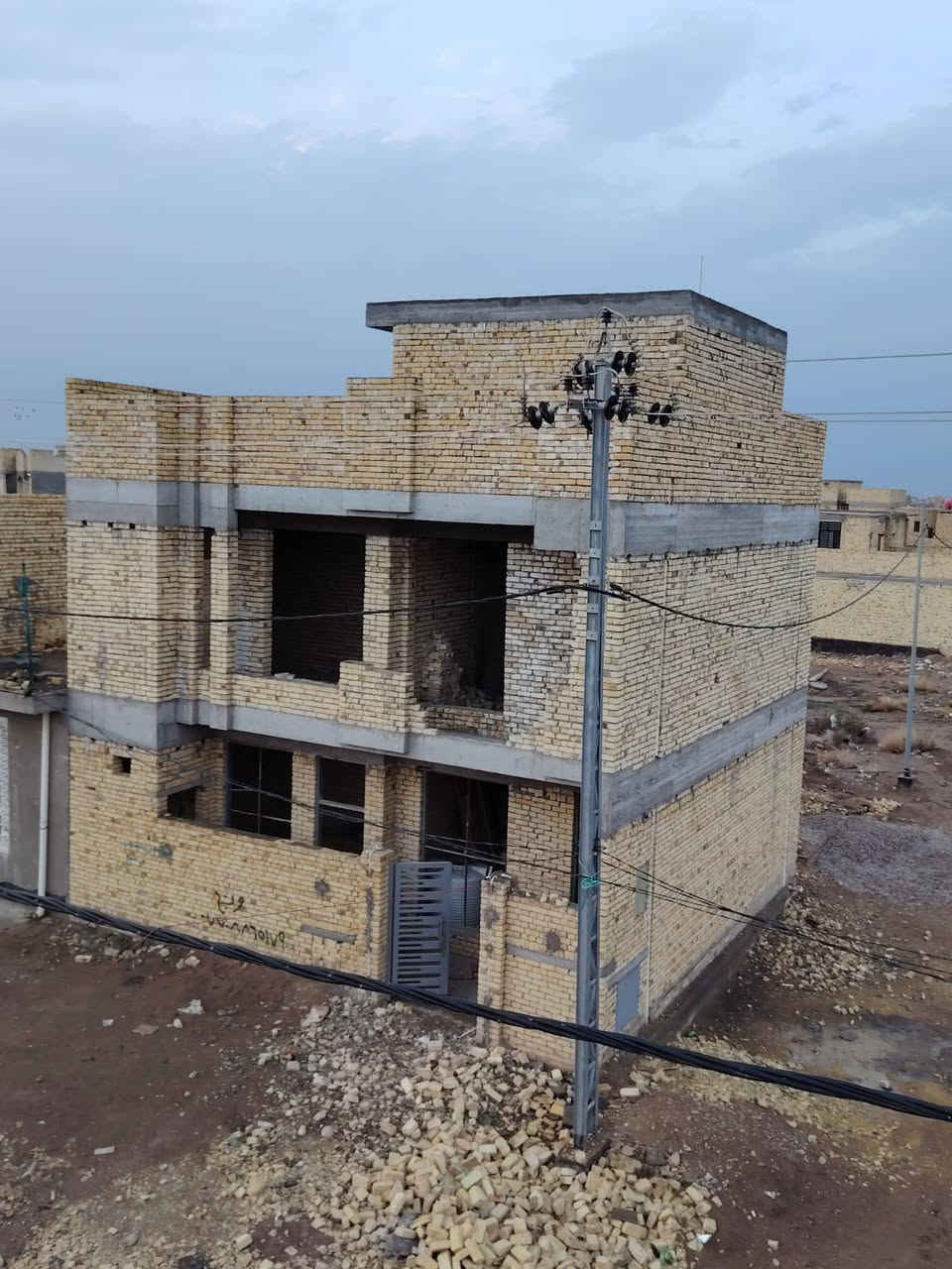 السلام عليكم مشتمل هيكل للبيع مساحة ١٠٠متر مربع ركن على شارعين طابقين الطابق الاول كامل مي ومجاري بناء درجة اولى كامل استارة بيتونة  ثالث قطعة عن شارع ٣٠ شارع احمد الوائلي السفحة الثانية متكون ٤ غرف نوم استقبال صالة ومطبخ 
٢تانكي حمامات عدد اربعة ٣داخلي واحد خارجي 
خلاطات درجه اولى علما الطاب الاول تاسيس الكهرباء بالكامل بوري وجكشن بيت يخبل تجي وتشوف بعينك 
علما الماء والكهرباء بالباب 
خاص موجود تلفون *********** العقار باسمي
