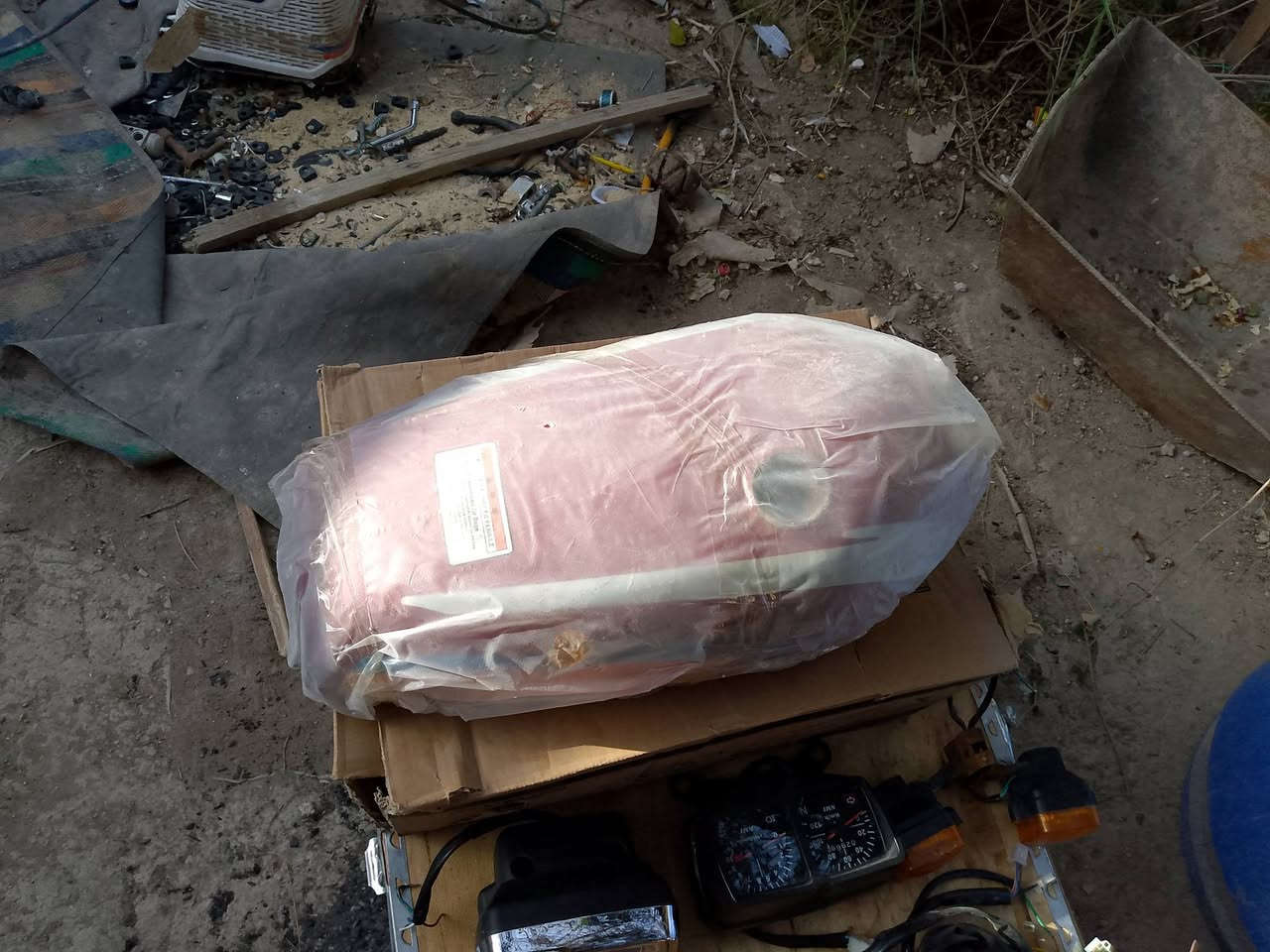 السلام عليكم 
غراض نامه شلامجه بلاد للبيع فتحتهن من الدراجه
1-تانكي وصفاحيات ماروني اصلي اجه بلدراجه بي شويه زنجار بطنه ب15
2- دشبول نامه شلامجه شغال كله عدا الايت الزرك مايشتغل يشتغل بس الاحمر ويتبدل عادي ب8
3- زوج زرازير ب3
4-زوج يدات اصليات شغالات عدا دكمه الهورن مكربنه ب5
5-ضفيره نامه اصليه شغاله من الطول للطول استخدام شهر ب6
7-لايت نامه امامي شغال بس اليزري عطلانه جم وحده بيهن
8-زوج اشاير خلفي شغالات ب4 
9-سوبايتين وحده دبل سوده ب15 وحده ربع صغيره رياضي ب4 
(ملاحضه الاسعار قفل) 
مكاني سماوه البساتين الشرقيه 
هاذة رقمي ***********
