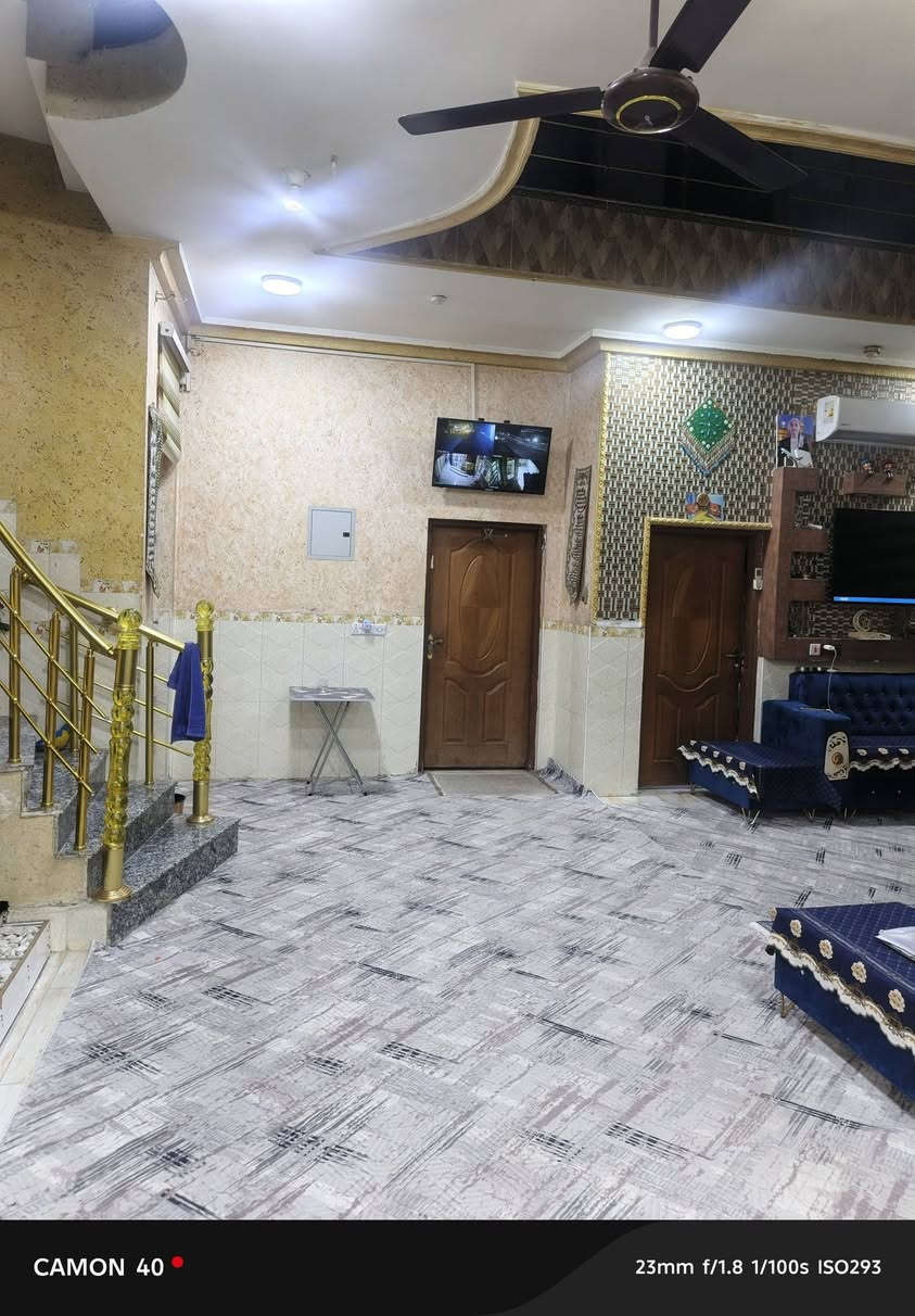 سلام عليكم للبيع دار مساحة (236) طابو صرف بسمي نزل 20 واجهة 11.8 طابقين بناء حديث مال 2018 شغل وبناء البيت درجة اولى للاخير يتكون البيت من كراج يسع سيارة وصحيات خارجيه يتكون الطابق الاول من كنيدور واستقبال ومطبخ حار وبارد وصالتين وغرفه ومجمع صحي و3 مناور وحديقه داخليه يتكون الطابق الثاني من  ثلاث غرف وصاله كبيرا ومجمع صحي ويتكون  على بيتونه وسطح كبير البيت كامل مكمل على اخر حبايه نقص فقط الواجها ما مشتغلها باقي البيت كامل مكمل. 
عنوان البيت / (ديالى بعقوبة التحرير قرب المعهد التقني منطقة الاوقاف قرب الملعب الخماسي مال الاوقاف) . 
السعر خاص 
الرقم/
***********
***********
