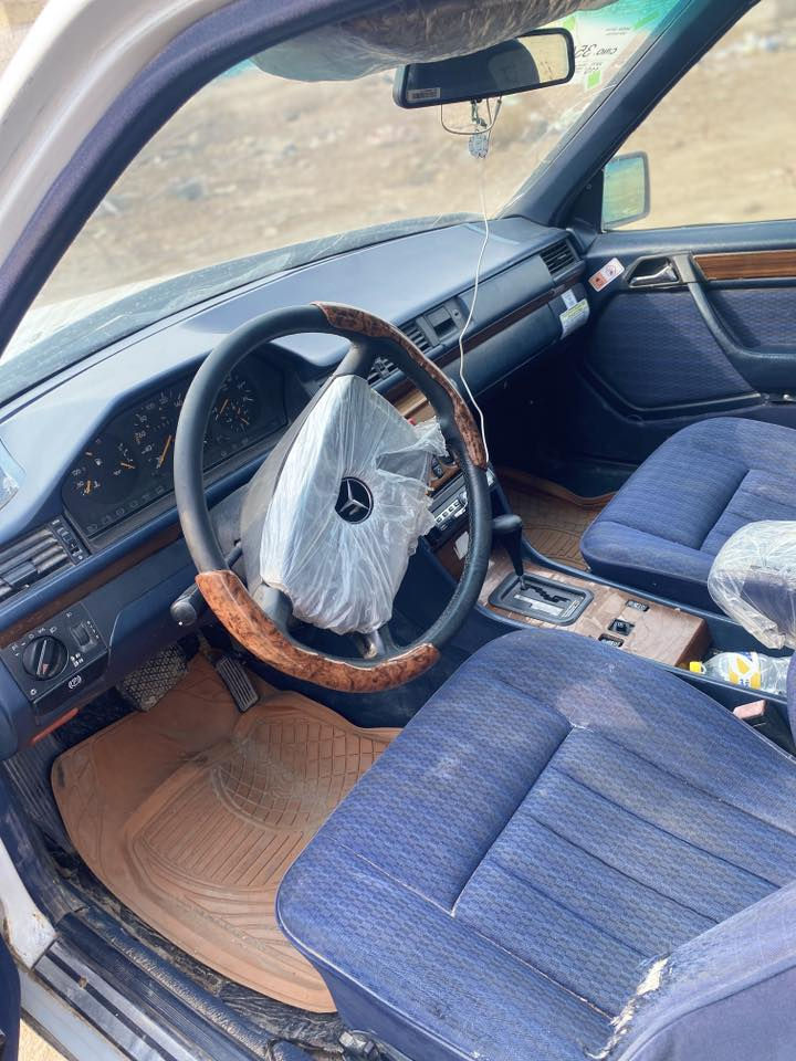 سلام عليكم مرسدس دب رقم صدامي راعيها يمي سياره صدر خلفي جديد وبيها تلحيضات مثل ماصده وبك لايت مكينه وكير زينات سعر ٢٥ وعليها غرامه ٤ تنزل من سعر  مكاني بلكوت رقم ***********
