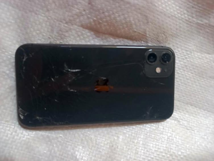 سلام عليكم 
ايفون11 عادي 
ذاكره١٢٨
مبدل شاشه واكع ونكسرت بس شغال طبيعي 
بطاريه بلاديه ٧٥
ضهر مفطر 
مكان نجف  قيم واخذ
*********** واتساب
