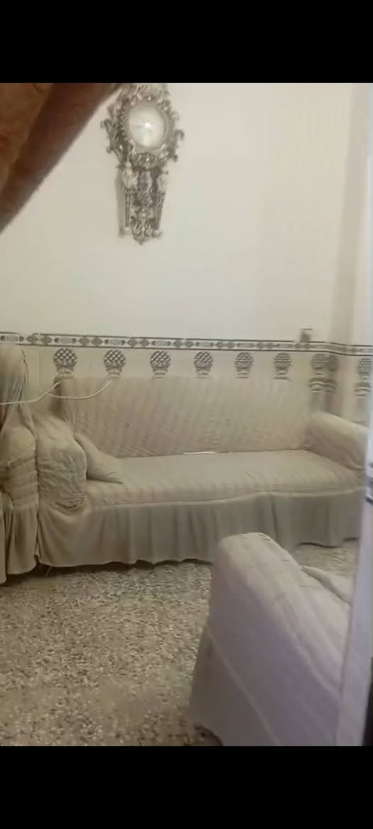 دار ٥٠م طابو زراعي سند 25 طابقين البناء طابوق السقف كونكريت مسلح ثلاث غرف وحمامين السعر ١٣٥ مليون دينار العنوان مجمع سنوبي شارع الحولي مقابل استداره ألعاب السندباد قرب كهربائيات اضواء المدينه للاستفسار يرجى الاتصال على الرقم ***********
