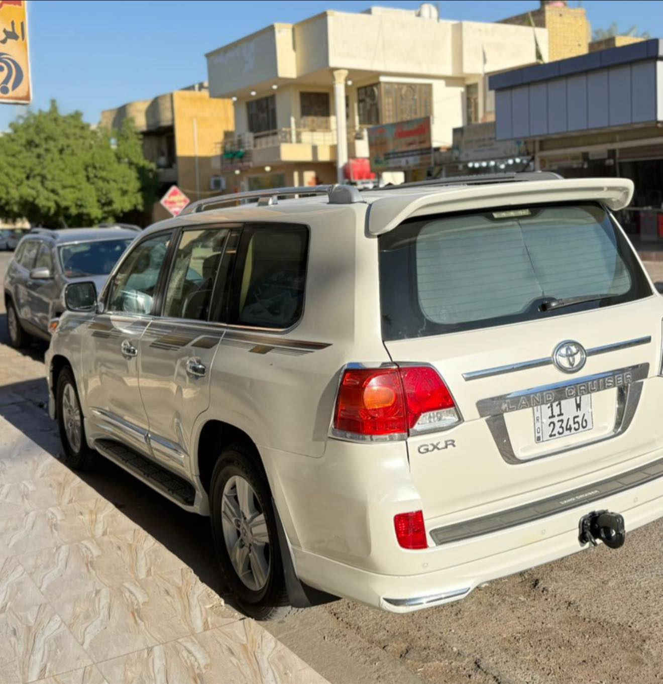 السلام عليكم
تويوتا لاندكروز 2014 ابيض GXR بريم باب اول 
محرك 6 سلندر 
ماشي 160 كيلو حقيقي 
رقم بغداد الجديد باسمي تحويل مباشر 
استخدام شخصي جديده بمعنى الكلمه 
مكفوله السياره عده جاملغ امامي تبديل فقط سونار ب منشور 
مكينه كير كفالة 100‎%‎ 
حدادية تراي شرط 100‎%‎
المواصفات المعروفه للاندكروزر  GXR
حساسات ، كامره ، مري شفط ،
تشغيل عن بعد ، لايت زينون عالي ناصي 
داخل جلد ، كرسي كهرباء ، طفاية 
مرايات عتم عاكس للضوء العالي 
داخل صاج ، فول تحكمات

السعر 390 وبيهة مجال 

مكان السياره الكوت 📍‭ 
0783 231 5133‬
