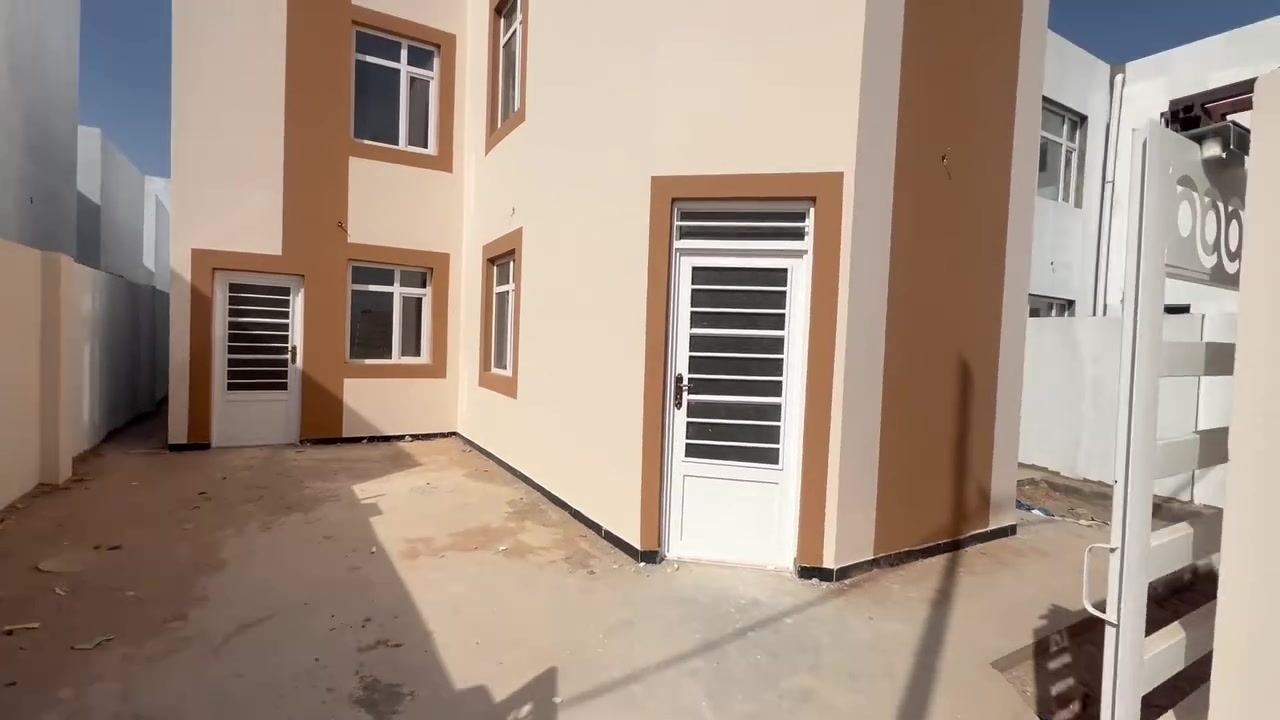 السلام عليكم
    
🎉دار في قرية السلام النموذجيه في المناذره 

🎉مساحة 220متر.متر🏠

🎉طابقين طابوق 🧱 
*4 غرف نوم
حمامات عدد 4
* وصاله عدد2
* وإستقبال
*مطبخ
*منور عدد 2
*كراج سيارة 
*حديقه 

🎉قريب على شارع  🛣

موقع  مميز ع حديقه
***********📞📱
