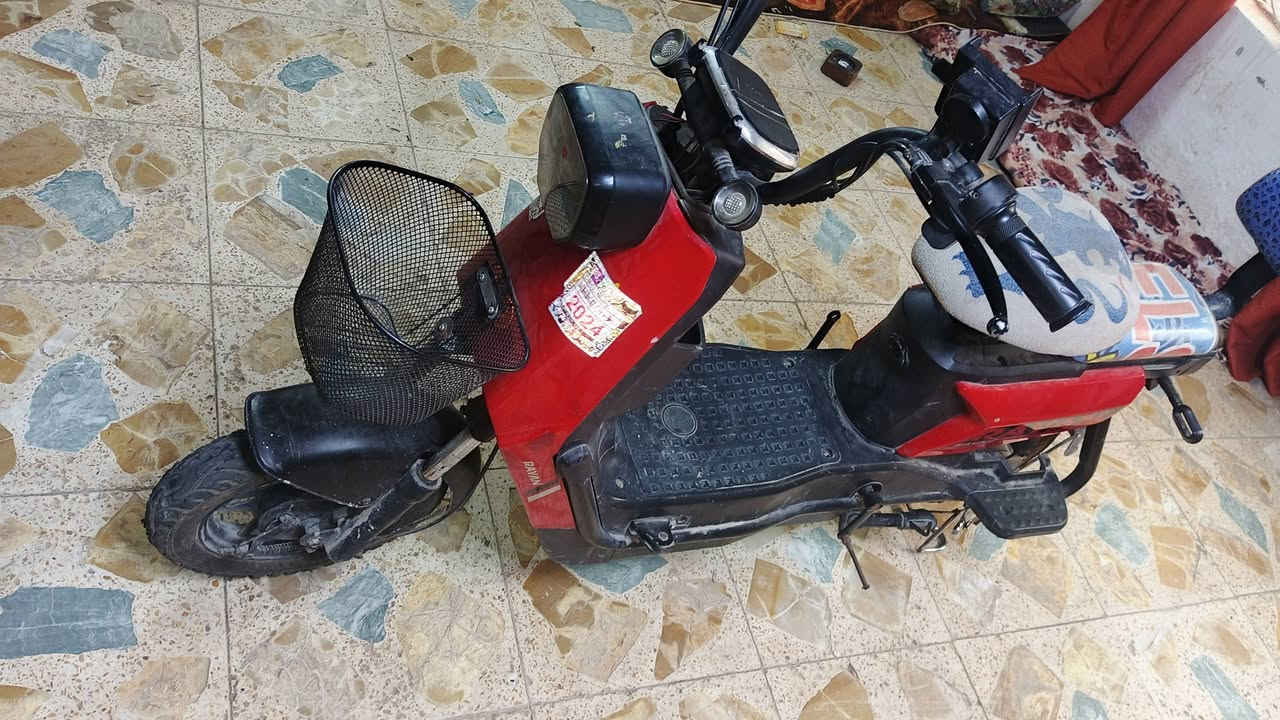 السلام عليكم دراجة حجم 14 دراجة نظيفة وبلادية فقط بطاريات مو مالتها ووكسر يده البريك الامامي فقط الباقي بلادي ريمونت تشغيل عن بعد رايدها 200الف الشراي يتصل *********** واتساب بي
