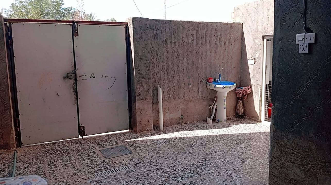 السلام عليكم بيت للبيع حي الأنصار ع ساحه المكان شارع المدارس الفرع المقابل لأعداية الضحى للبنات م ١٢٠ م طابقين ٣ غرف الطابق الثاني ٢ غرف مع صحيات الطابق الأول هول استقبال مطبخ غرفه نوم حمامات خارج وداخل السعر١٥٠ وبي مجال للأستفسار أكثر ***********
