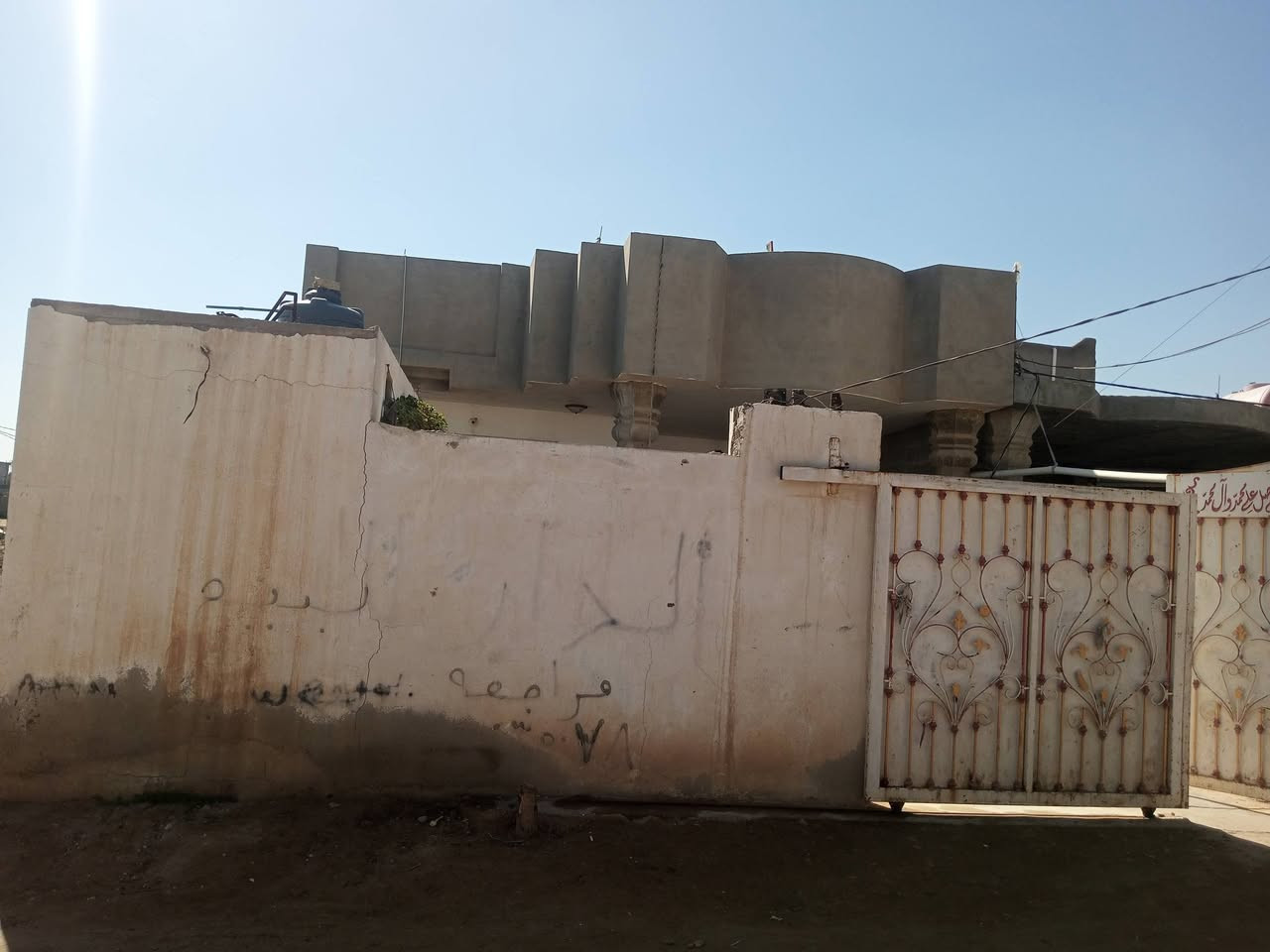 سلام عليكم بيت للبيع ع طريق المطار خلف حي الصناعي المساحه 220يتكون +ستقبال +مطبخ +غرفتين +صاله الاستفسار***********
