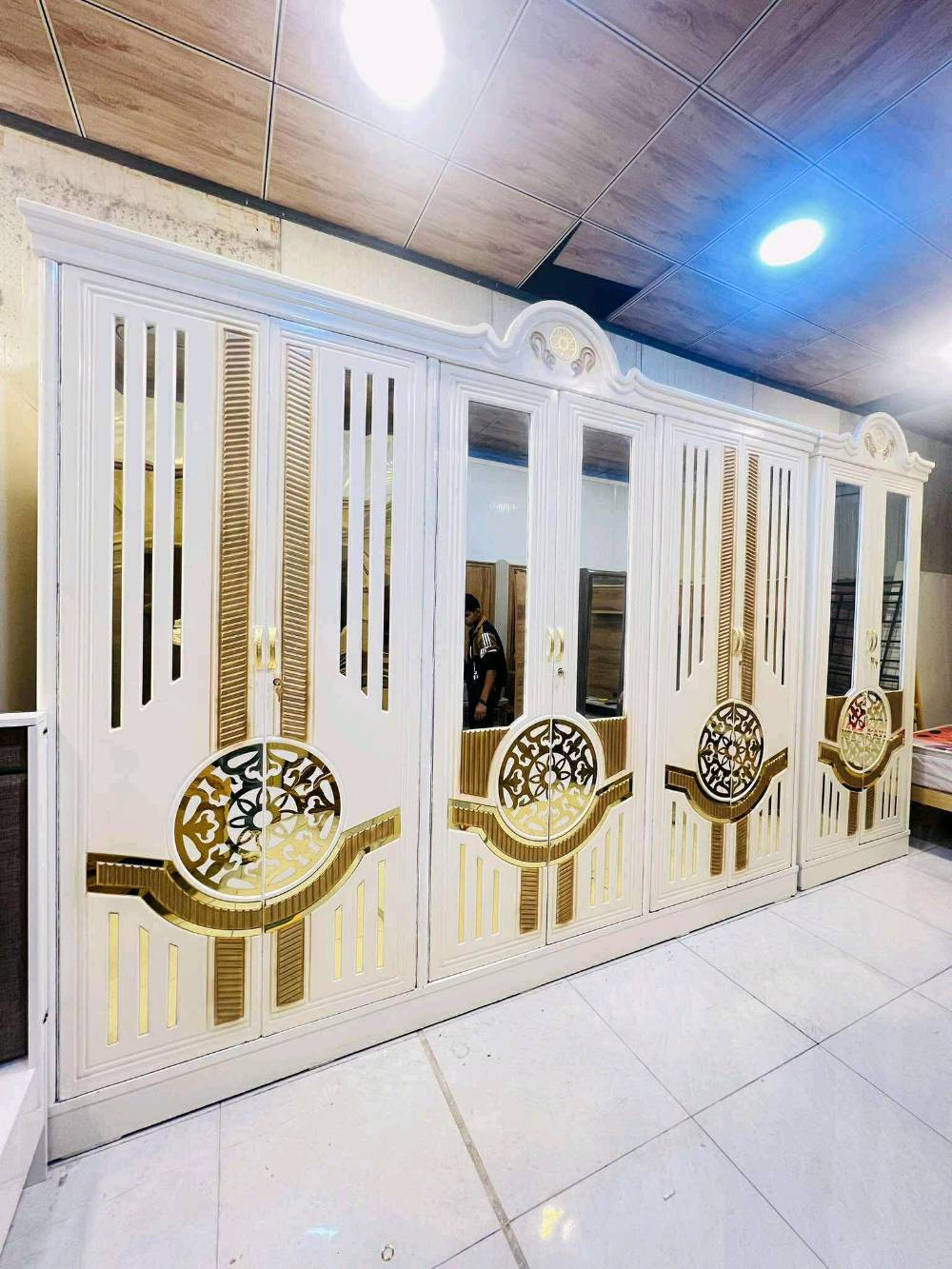 غرفة. عراقي.  تصميم تركي. كوالتي عالي تحفة فنية. ٦ابواب كولش. فخمة شغل. ثكيل. مليون و250. واصل. كول.  مناطق بغداد