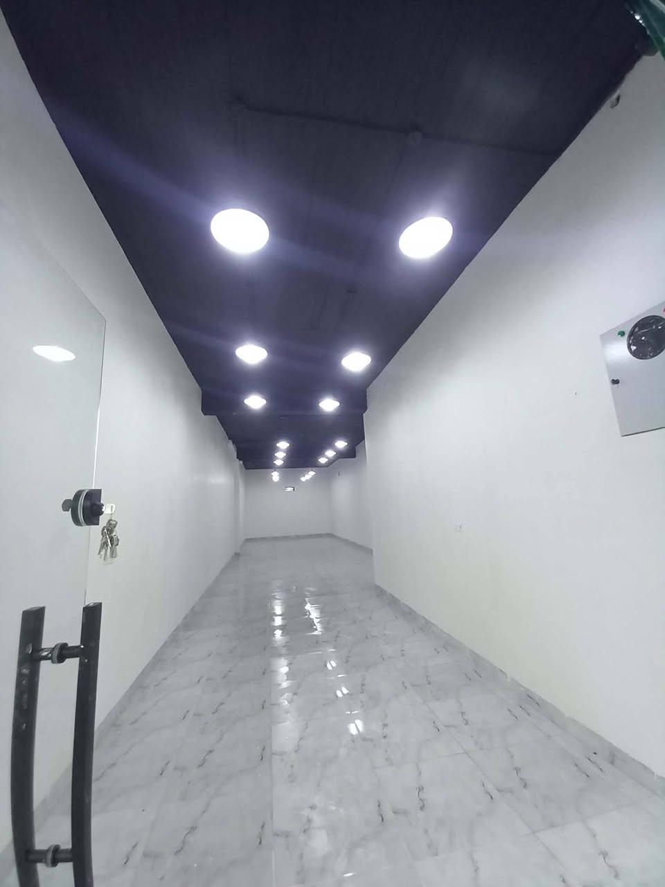 السلام عليكم 
مولات للايجار في حي سماح الاركان على شارع 20
موقع مميز
مساحه المول 100 متر الواجهه خمسه والعمق 20 
يحتوي كل مول صحيات ونظام سبالت نظام كاميرات مجهز بالكامل 
تسليمه فوري 
***********
***********
