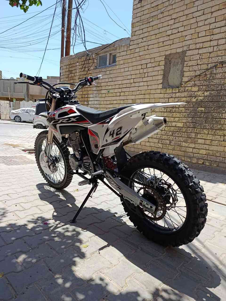 سلام عليكم قفاز crx 300cc موديل 2026 صار شهرين من شديتها دراجة جديدة مكفولة مكينة وكير وشاصي وسرقة وعشاير دراجة بالجيس شلعة ومعدل شك الكاع دهن كلة امزيول وبانزين محسن سعر مليون و 600 وبيها مجال عنوان بغداد الشعب الله شاهد مشتريها من المعرض بالمليونين وعندي الفديو مالتها ***********
