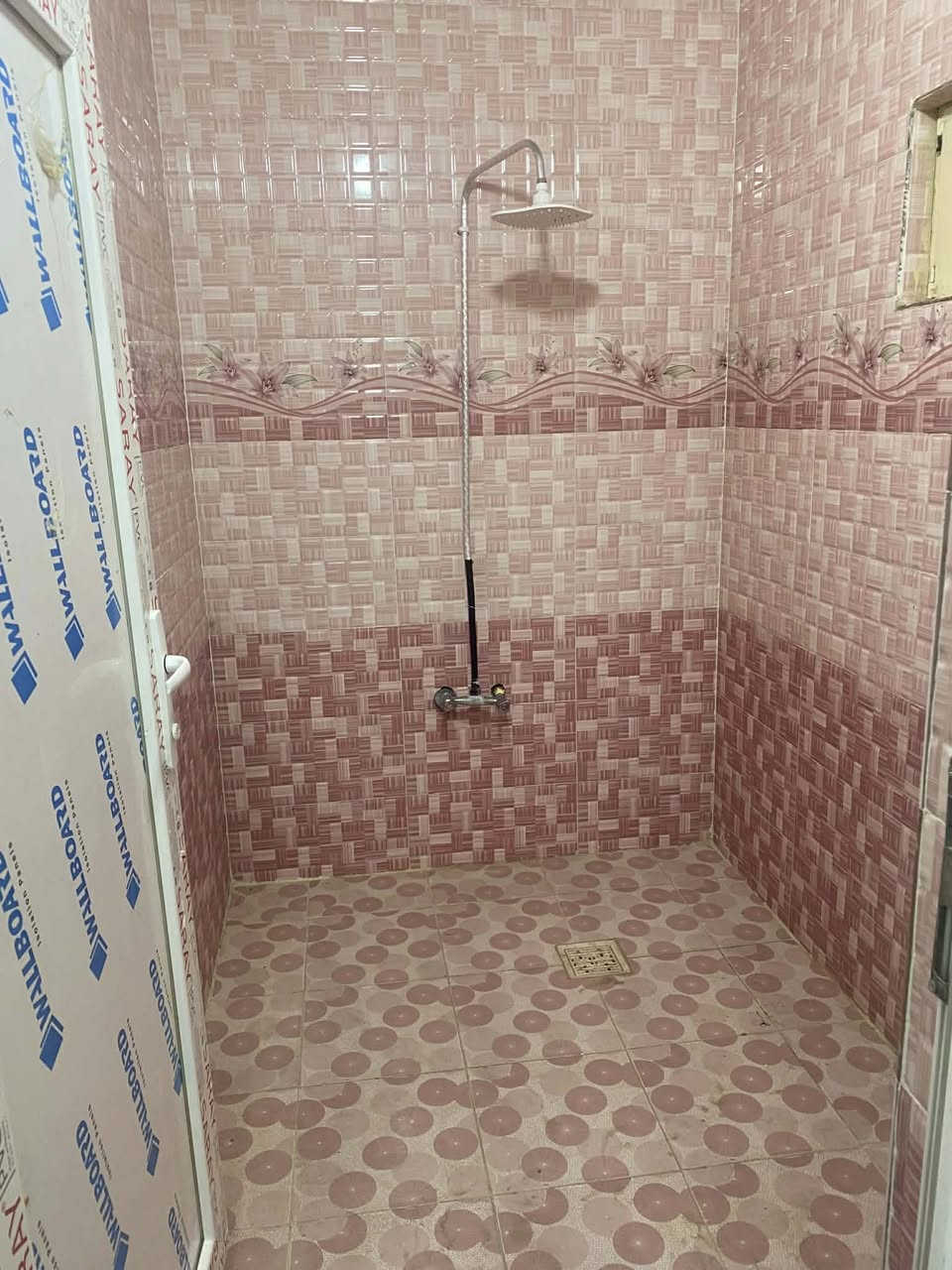 السلام عليكم..
بيت قاطين للبيع  🏚️🏚️
المساحه/ 180م 
طابو زراعي سند 25
غرفه نوم 2
واستقبال 
وصاله 
ومطبخ 
وصحيات 
قاط الثاني/
غرفه نوم 3
صحيات منفصله
خانقين ((بانميل)) بضهر باخچه خوشي 
للاستفسار رأسل أو آتصل☎️
📞***********
