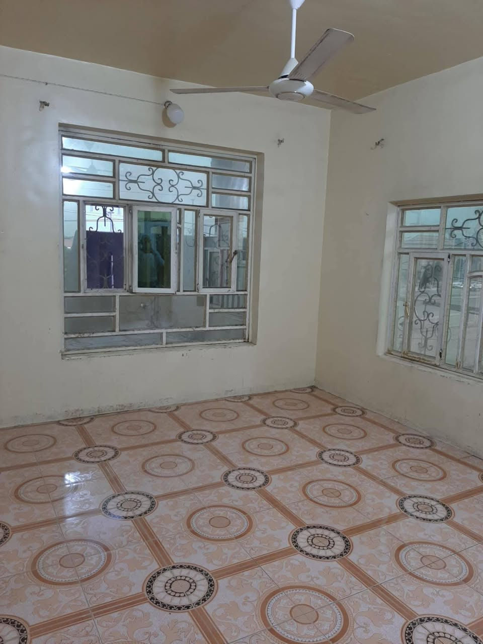 سلام عليكم دار الايجار بيت جديد مساحه 225 ركن  تجاري  سنتر عل 80 مقابل مدينة ألعاب أرض بابل طابق اول تصعد درج واحد  3غرف كلدور مطبخ صاله صحيات او بلكونه درج خارجي جاهز مغاسل تانكي ماطور سخان الا ستفسار عل رقم ***********بي واتساب ايجارة 350
