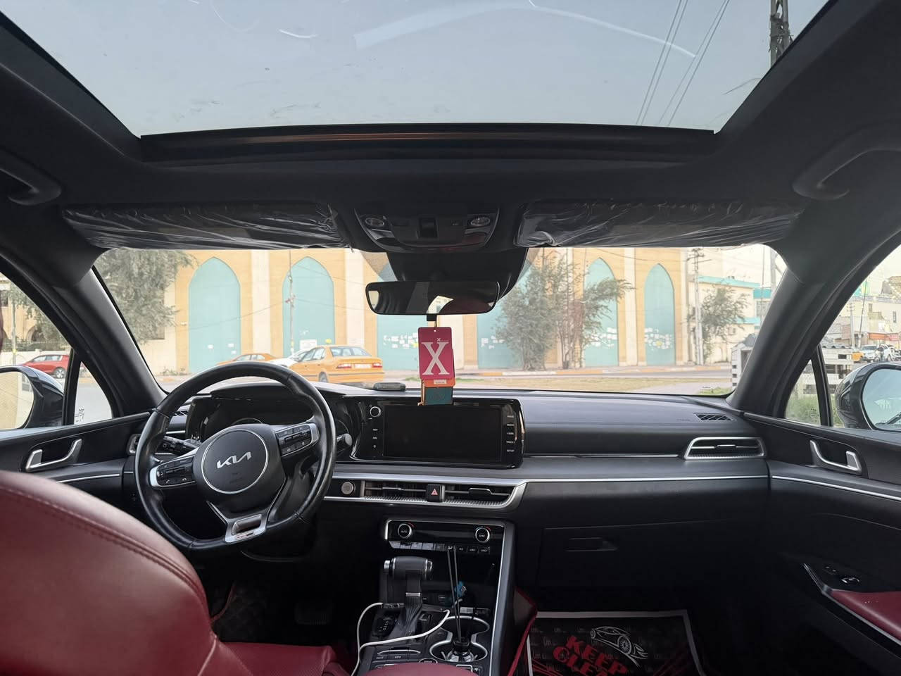 سلام عليكم كي فايف k5
موصفات جتي لاين 
فول على الاخير  موصفات بنوراما 
موديل 2022
1_الون  سمنتي 
2بصمه 
3 ماشيه50mi
4 داخل احمر 
5 كشنات هيترات
6 بصمه
5مثبت سرعه
6نضام ABS
7مانع انزلاق
8حساس  اطارات 
9بك لايت لد
10شاشه كبيره لمس
11كامره دواره
12كشافات اماميه 
13شاشه عطال 
14ويا كروم 
15ردار جانبيه 
16مراقبه نقطه العمياء 
17ردار الخطوط البيضاء  ردار امامي وخلفي وجوانب السياره 
18شاير  با المري 
19كشنات جلد احمر
20مقعد ساق كهرباء 
21الايت ثلاث عدسات +ليد 
22نضام قياده خمس وضعيات 
23 توقف ذاتي
24بلوتوث +usb+auX
25 تحكم ستيرن مع تدفئه بالستيرن 
26كير اوتو +عادي 
27الخريطه 📍
28صندوق كهربائي
 29 زنود + ليد 
30نوتو هولد
31التشغيل عن بعد 
‏AUTOHOLD   32
33تصميم خارجي رياضي 
34نضام المحلاحه
35مصابيح الخلفيه LED
36مصابيح ضباب LED
37محرك تيربو 1600

تشغيل عن بعد قيادة ذاتيه اربع قيادات بيها 
صور الحادث مرفقه مع الصور
رقمي ***********
مكاني بغداد لاعضميه168
 وبيها مجال لشراي 
رقم معوقين بغداد /وكاله عامه بأسم المشتري
