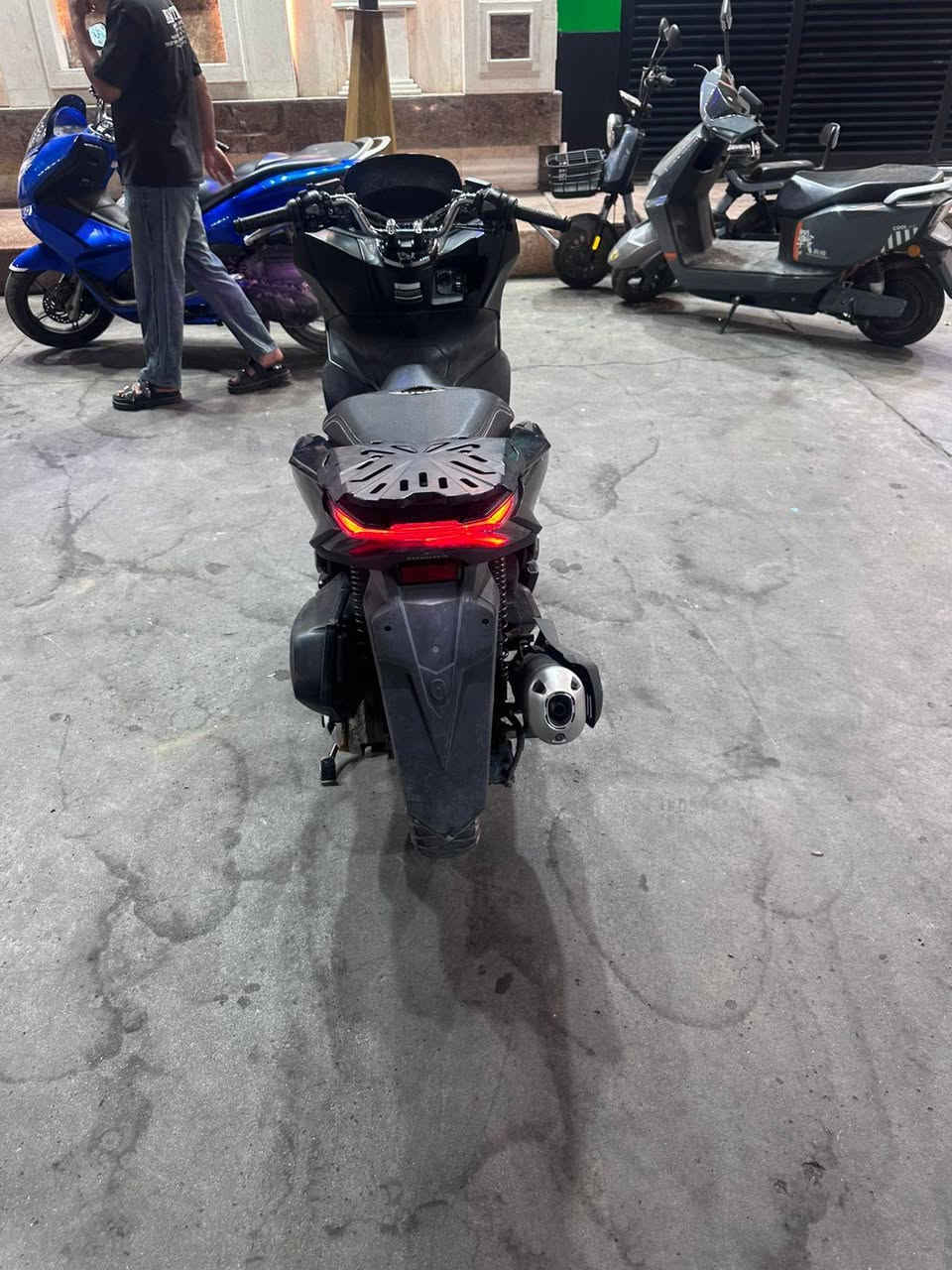 سلام عليكم pcx جيل الرابع كوري دراجة مكفولة من كلشي بيها بس كسر زغير موجود بصور ماشية84دراجة بلادية فول مواصفات حساس ستان حساس A اي بي اس تدفئة ب1900وبيها مجال عنوان مدينة الصدر قطاع 24
***********كلشي شغال بيها
