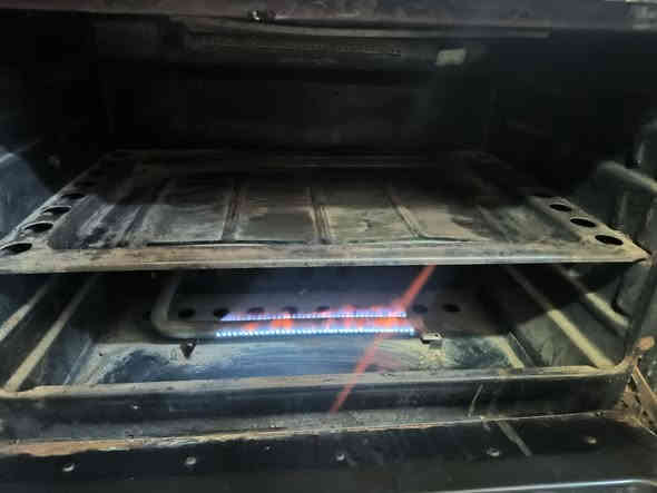 للبيع طباخ خمس اعيون كله شغال مثل ما موضح بل صوره  ما عده بل وسط سعره 70 الف  
كرسي حديد يطبك مثل ما موضح بل صوره سعره ١٢ الف 
عنوان الحريه قرب سوك ثانيه ***********
