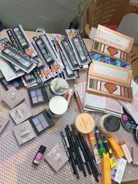 ٦٠ قطعة • مستحضرات تجميل • وصول