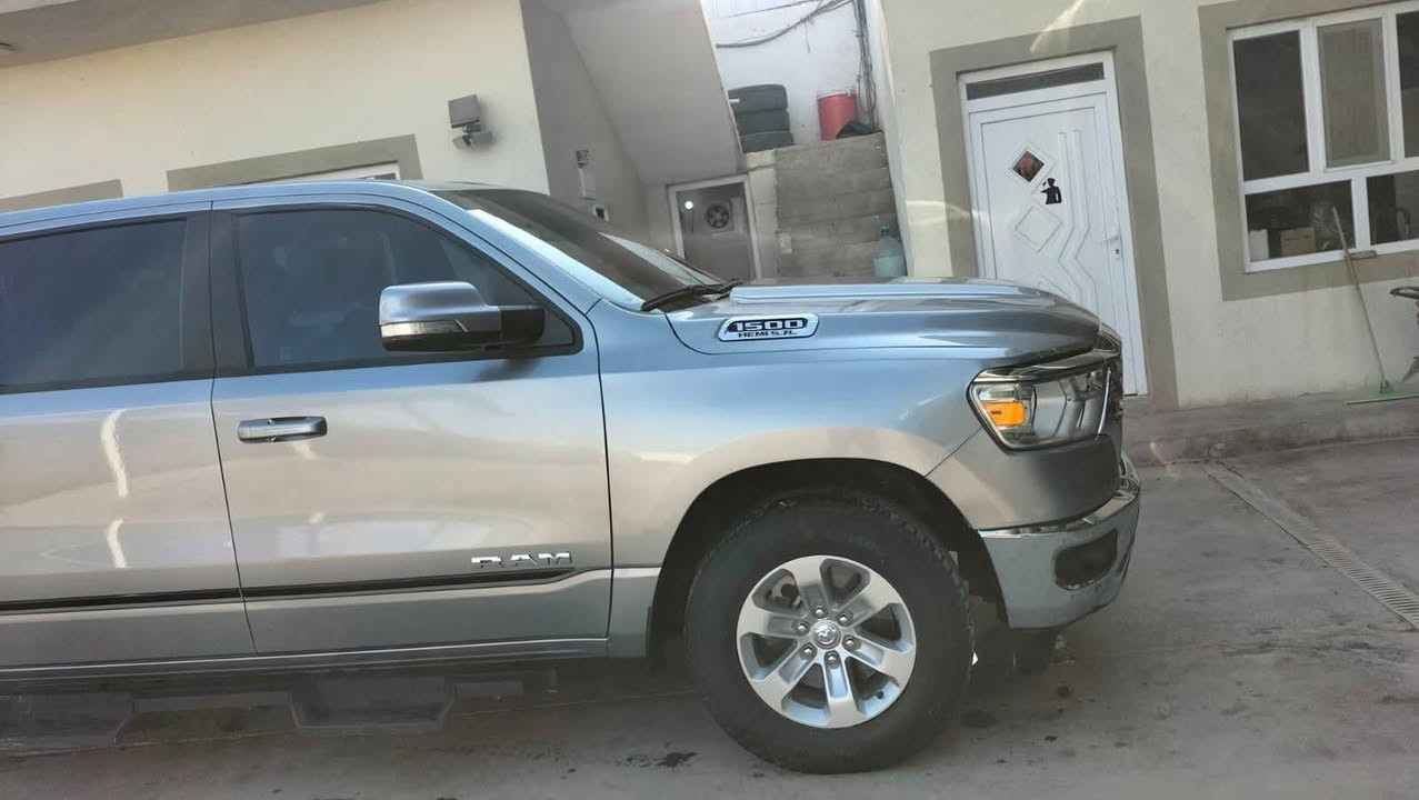 دوج رام بك هورن لونك ستار 2022.. بدون رقم  تترقم جميع المحافضات.. جدا نصيفه جاهزة كل نقص مابيها ماشية 40 ااف. حادثها خلفي.  بدون ايرباك. بس الحوض الخلفي مبدل جديد. وبيها كلير بجاملغ امامي.  حافات شاصي من ورا بيهن شوية تعديل.. 
السعر 210 وبي مجال
***********
