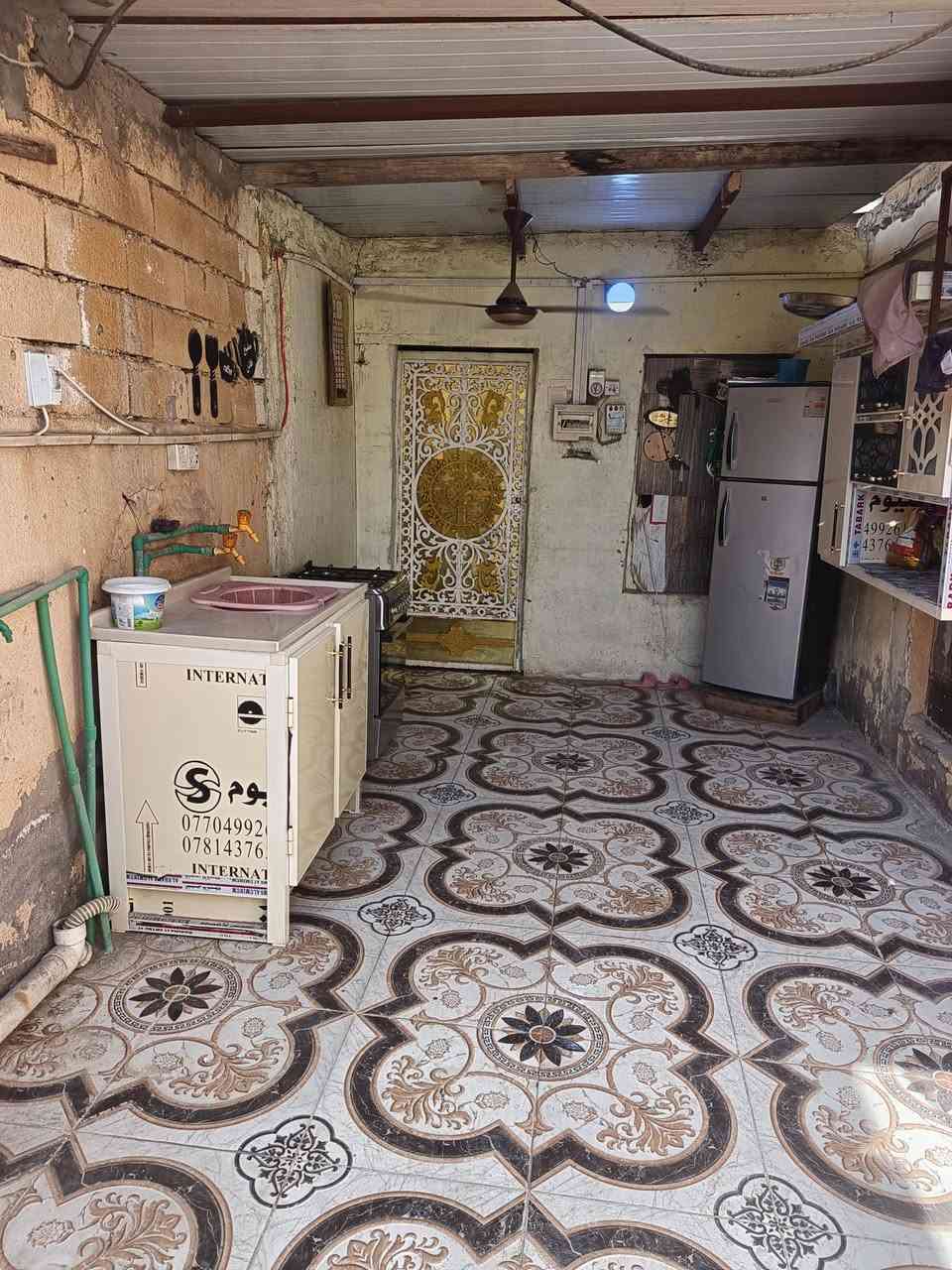 السلام عليكم بيت تجاوز  للبيع حي الاحرار مقابيل دور النفط ع شارع العام لا علي تبليغ ولا ازاله البيت نضيف تجي وتكعد 
متكون 
ديوانيه 
غرفتين 
حمام+تواليت 
مطبخ خارجي 
البيت كله سندويج 
السعر ٨وبي مجال حك الجيه شراي اتصل ع رقم
***********
