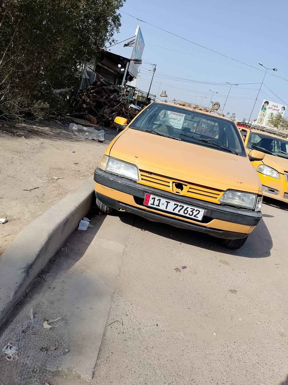 سلام عليكم سياره بيجو موديل 2012 جاهزه من كلشي تخم تاير صدر امامي  شاشه وغرفتها نضيفه والكشر كبال العين يعني شغل وتطلع بسمي مكاني بغداد ***********
