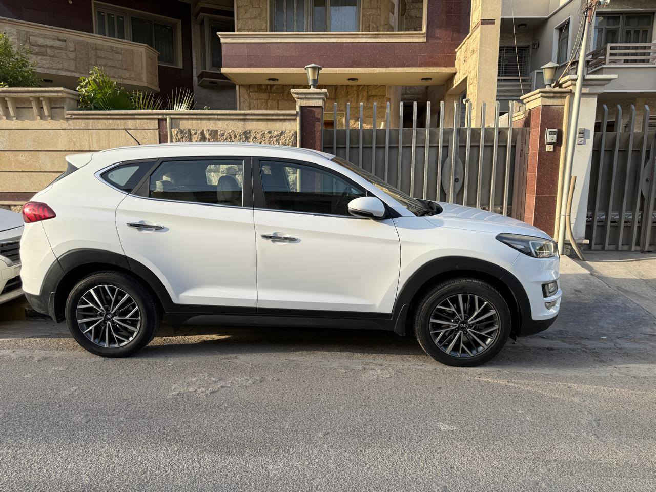 توسان خليجي
موديل  ٢٠٢٠ 
اللون ابيض 
شاحن وايرلس
كشنات بقلاوة 
لايت دوار
كشنات كهربائي 
والباقي المواصفات معروفة 
ماشية ٧٥ الف 
طخة خفيفة في باب السائق وباقية بدون تصليح
السعر $$21.000 وبيها مجال 
للتواصل على الرقم *********** واتساب 
غير متواجد على الماسنجر
