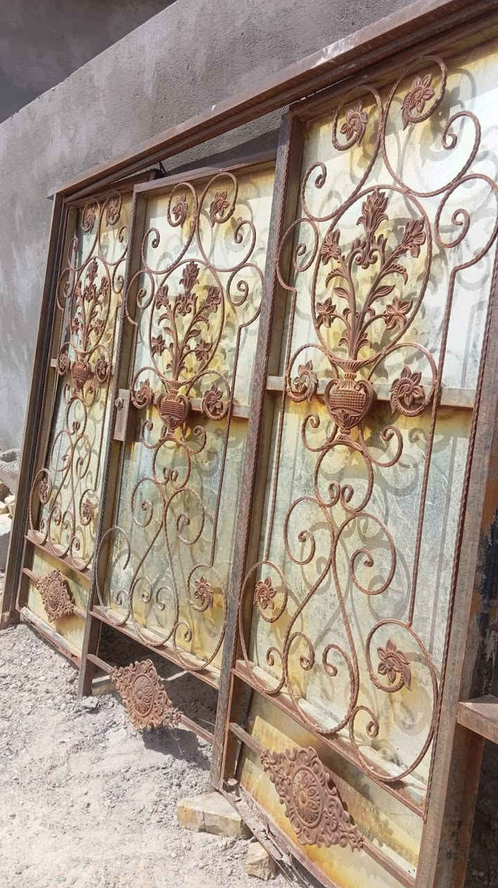 سلام عليكم باب تفصال ثلاث طلاكات العرض ٢٧٠ الارتفاع ٢مترمكانه القرنه شرش***********
