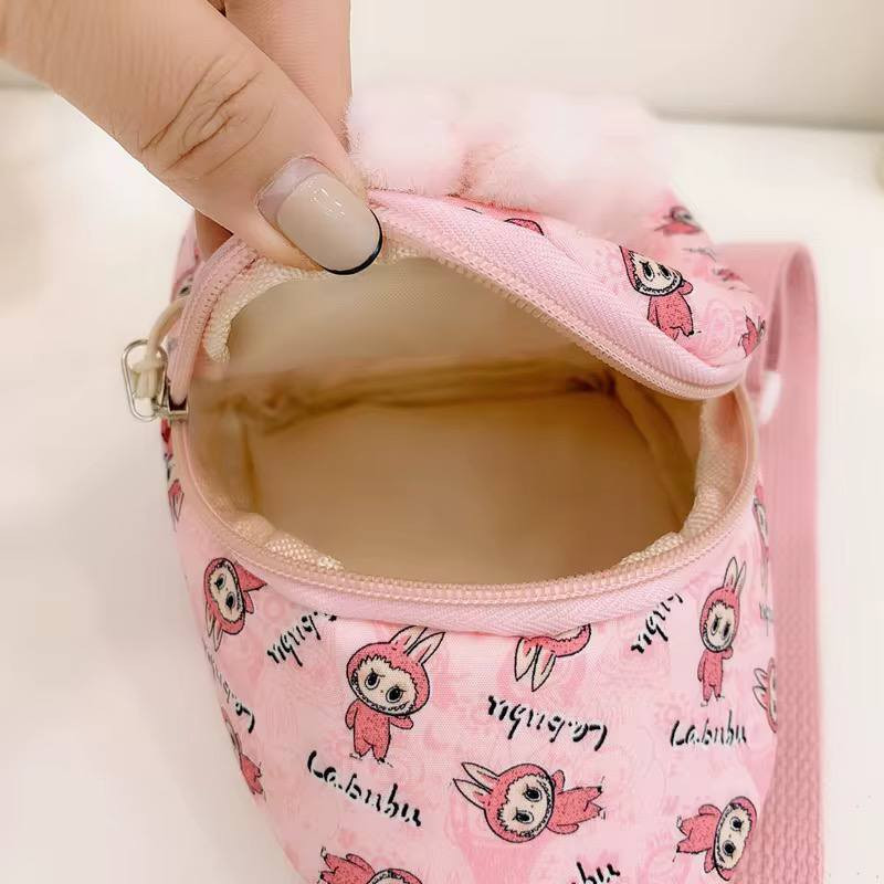 🤣 حقيبة كتف "لابوبو" للأطفال ☕

نعومة وكيوت ما تنوصف! ✊💖  
حقيبة بتصميم "لابوبو" المميز، خفيفة ومريحة ومثالية لكل مشاوير أطفالكم للروضئ او للطلعات 🎒👧👦

متوفرة بألوان رائعة تناسب كل الأذواق:  
💜 بنفسجي  
🌸 وردي  
💛 أصفر  
🧡 برتقالي  
💚 أخضر  
💙 سمائي  
اختاري اللون اللي يعجب طفلك وخليه يطلع بأجمل ستايل 😍✨  
مناسبة للروضة، الطلعات، والهدايا المميزة 🎁
الحجم 18cm

سعر القطعة ٩ الاف
🚘يوجد خدمة توصيل لجميع محافظات العراق ٤ الاف🚘


**إذا كنت صاحب هذا الإعلان وتريد حذفه لأي سبب، رجاءا أرسل رسالة إلى الدعم الفني**