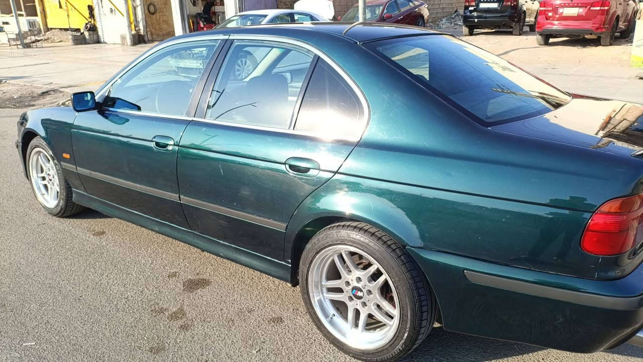 سلام عليكم للبيع  بي ام صقر فئه e39 حجم i528 اصل 28موديل 1998
رقم اربيل جديد دولي. تحويل او وكاله بنفس اليوم
سنويه لحد 2029
محرك 6 دتك فانوس 28
كير اوتو  S وM
تبريد شغال قطعتين خلفي امامي
جام اوتو 4 
لايت تحكم
تصعيد جام ويه القفل
شاشه كامره خلفيه تحكم ستيرين شغال
مثبت سرعه شغال
 ويل M
دعاميه امامي وخلفي M
كهربائيات جاهزه
مكان السياره كركوك السعر 92وبيها مجال
الشراي يتصل***********
