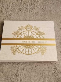 روز بيري • طقم مكياج متكامل • علبة بيضاء ذهبية