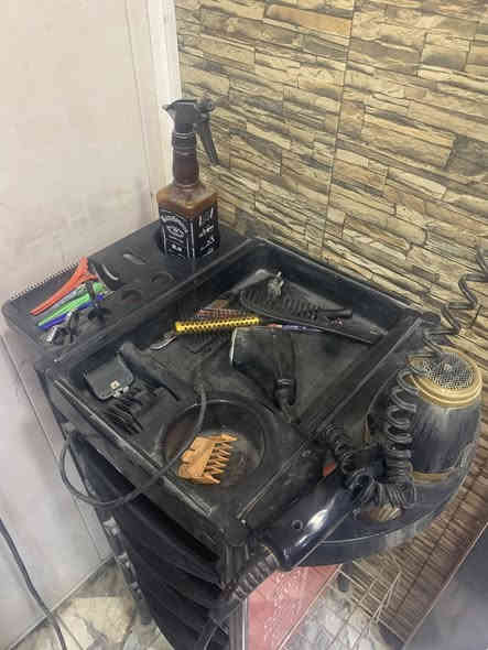 للبيع 
كرسي 100 
فاترينة 30 
المراية 30 
العربانة 25 ..
ستفسار .. *********** واتساب او فيس متواجد
