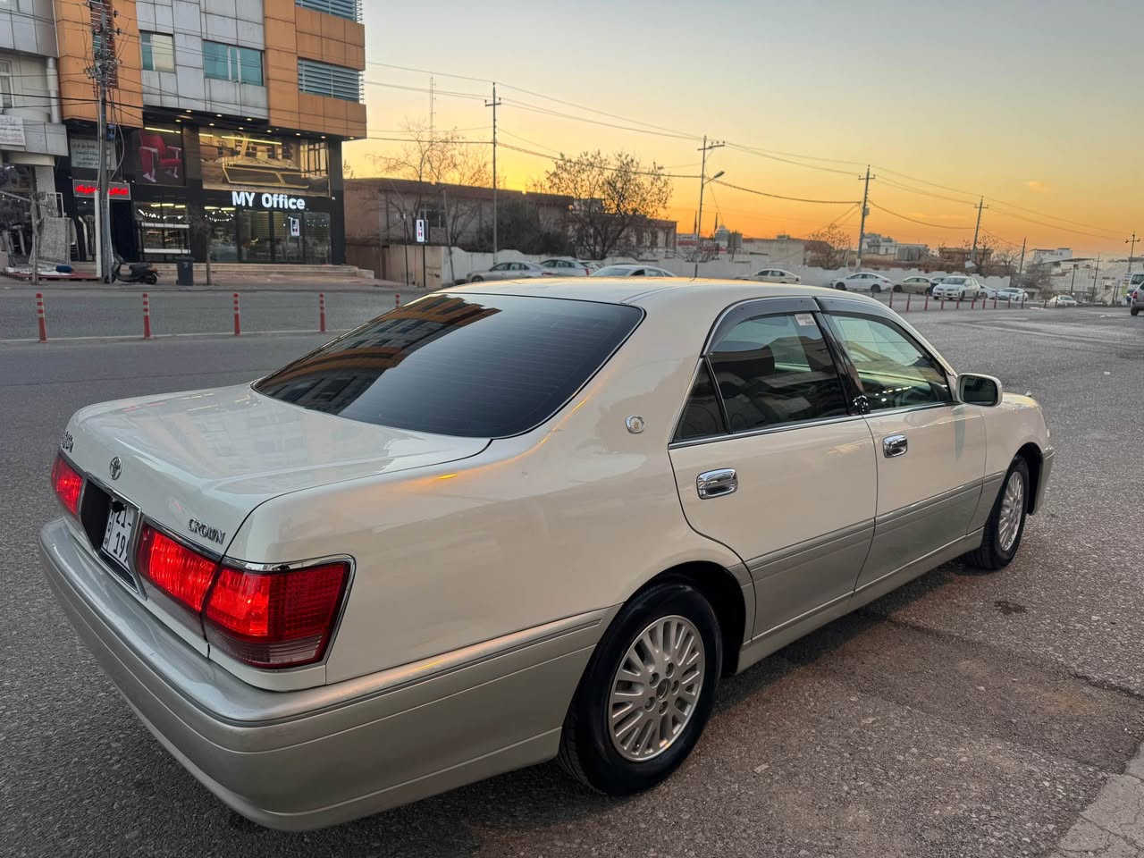 بەناوی خوای گەورەو میهرەبان
تۆیۆتا کراون مەلیکە مووس D4 171 مەکینە بچووک ٢ دووگمەی پەردە پێشو دوای کریستاڵ سەقف شوشەی داشبڵ سەرو ژێر نەجەف بێ دەعمو لێدراو گێڕو مەکینە و تەقەو ڕەقەو مەجموعە سووکانی بەشەرت سەیارەکە کراوە بە بەصمە ٢ بەصمەی لەگەلە دەبڵ شاشەو کامێرایە ٤ تایەو ویلی سفریشم بۆ بەستوە لەخزمەتانام لە سلێمانیم
کۆدیشی بۆ کراوە بەشەرت
سعر ٥٥ گەڵاو مەجالێکی برایانە 
0774 152 19 20 السليمانية, العراق
