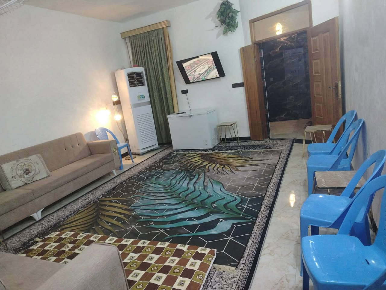 السلام عليكم

بيت 🏠 الايجار حي الجزائر 

مساحته ١٤٠ م واجهه مترتين 

مدخل 

استقبال 

صاله كبيره 

وغرفه 

مطبخ 

حمامات ٢

مناور ٢

الاستفسار ***********

***********

او مراجعة مكتبنا الكائن الجزائر شارع المطاعم قرب صيدليه عالم الدواء اذا ارت بيع عقار او بناء او ترميم ماعليك فقط مراسلتنا 

المطور العقاري
