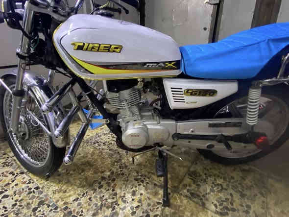 سلام عليكم دراجه نوع تايكر موديل ٢٠ اوراق كامله مكينه مكفوله تيرات جداد كهربائيات كلها شغاله سعرها ب٥٠٠ وبيها مجال بسيط حك الجيه مكاني بغداد الدوره وهذا رقمي ***********
