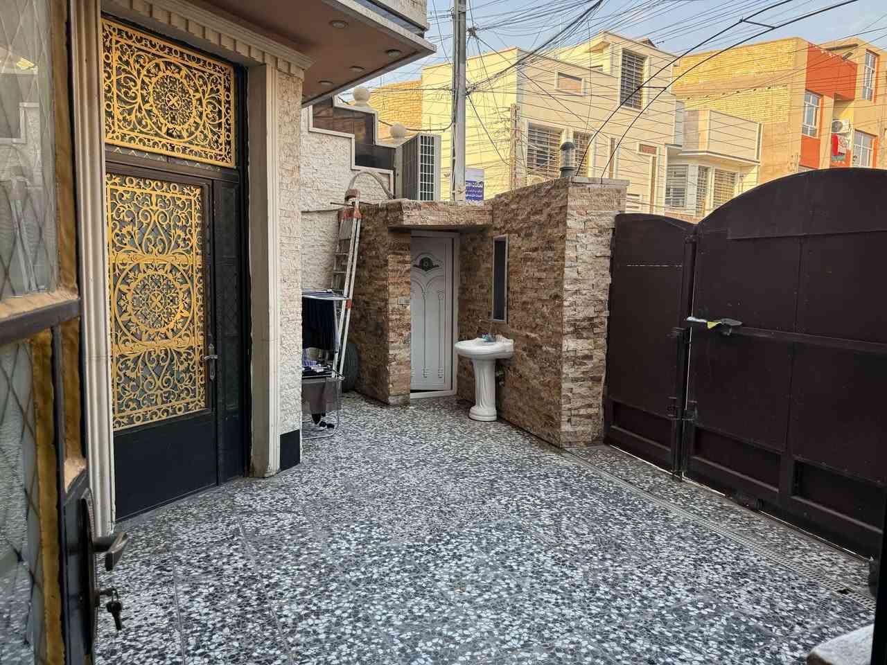 السلام عليكم
للبيع 🏠 بيت  ركن  زراعي مساحه 170 م ٣ طوابق الواجهه ١٢.٥متر نزال ١٥ متر
٦ غرف نوم و٣ صاله واستقبال 
مطبخ خارجي 
المنطقه البلديات /تقاطع الامن العامه / مضمار العابد 
السعر 410 مليون وبي مجال للشراي
لاستفسار الاتصال بالرقم ***********
***********
