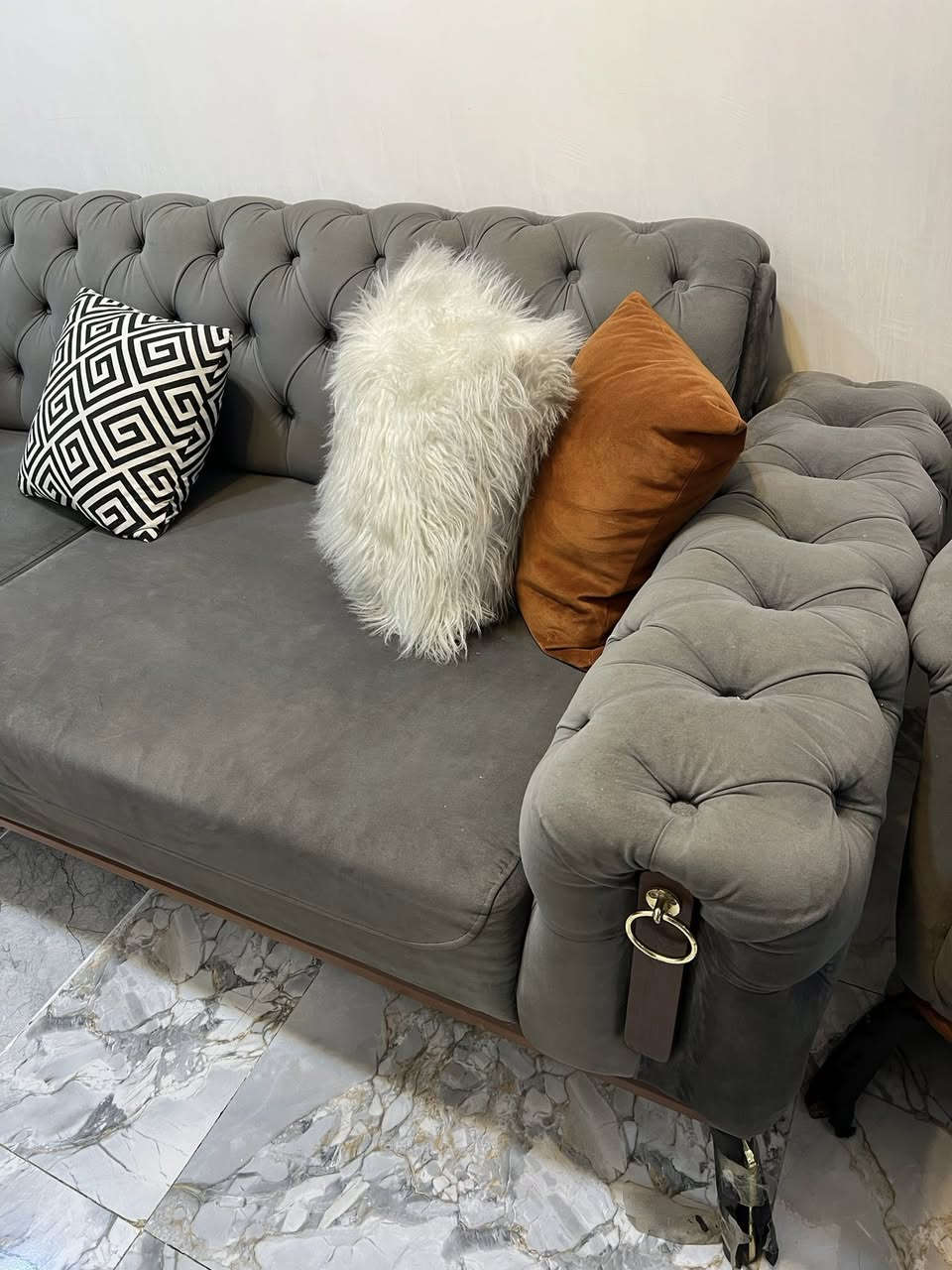 كنبة تركي فخمة للبيع

عشر مقاعد

🛋️ كنبة تركية مستخدمة بحالة ممتازة جداً
✨ تصميم عصري وأنيق يناسب أي صالة
🪵 خشب زان قوي ومتين
🔄 تنفتح وتصير جرباية (سرير)
🧼 نظيفة وما بيها مشاكل

📏 مريحة وواسعة
💰 السعر  750 الف 
📍 الموقع: (بغداد)

📞 للحجز أو الاستفسار خاص


**إذا كنت صاحب هذا الإعلان وتريد حذفه لأي سبب، رجاءا أرسل رسالة إلى الدعم الفني**