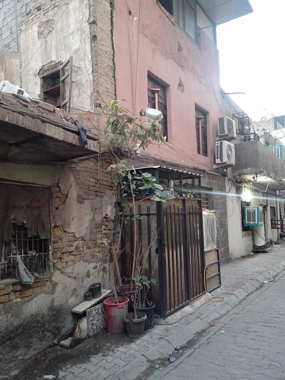 دار للبيع طابو صرف سند مستقل
(شارع حيفا) موقع ممتاز 
الفرع المقابل وزارة الثقافة ومقابل حيفا مول
 المساحة 53 متر واجهه 5  نزال 11  
البيت معمر ارضية وصبغ ومجاري وكهرباء 
 الارضي هول + مطبخ + حمام 
الطابق الاول غرف عدد 2
الطابق الثاني غرف عدد 1 فقط +سطح
للاستفسار الاتصال على الرقم
***********
