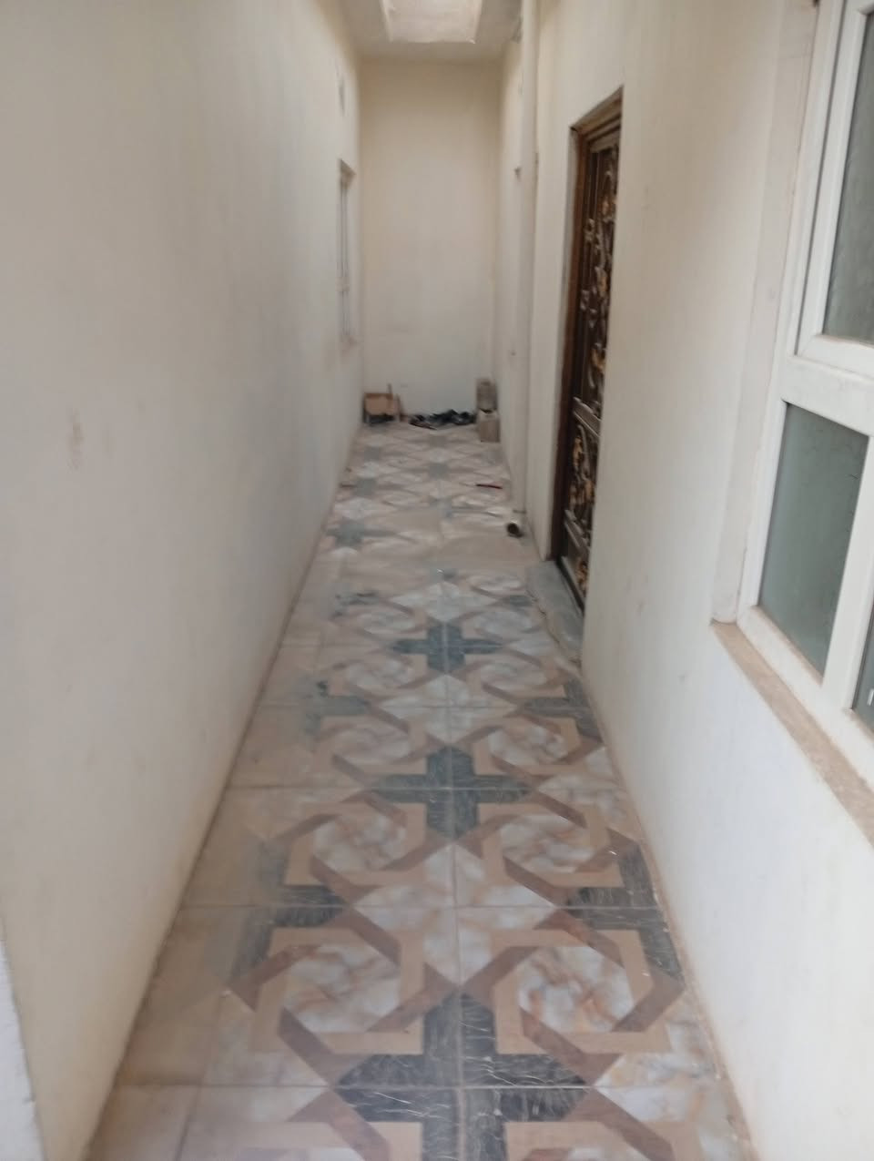 شقه للايجار 
طابق ثاني فول سيراميك تحتوي على ثلاث غرف نوم ومطبخ وصحيات الموقع منطقه ال55 على الشارع التجاري مقابل دوميز ومقابل. الملعب الخماسي 
للاستفسار الاتصال على الرقم ***********
