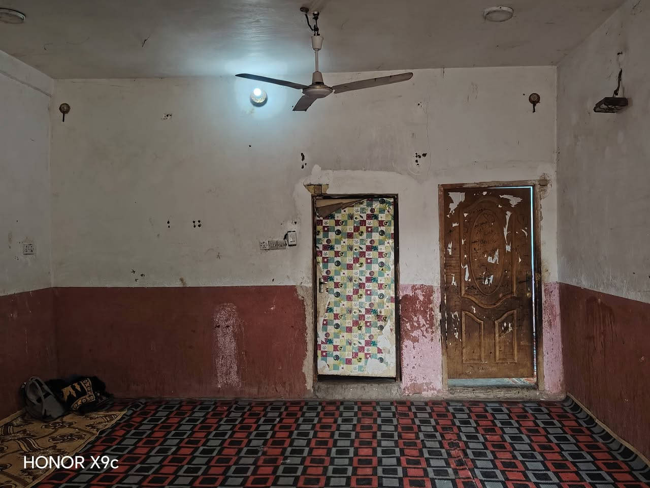 سلام عليكم يالله توفر عدنا بيت البيع مساحه ميتين متر مكانه حي المير غرب المدرسه العروبيه ***********
