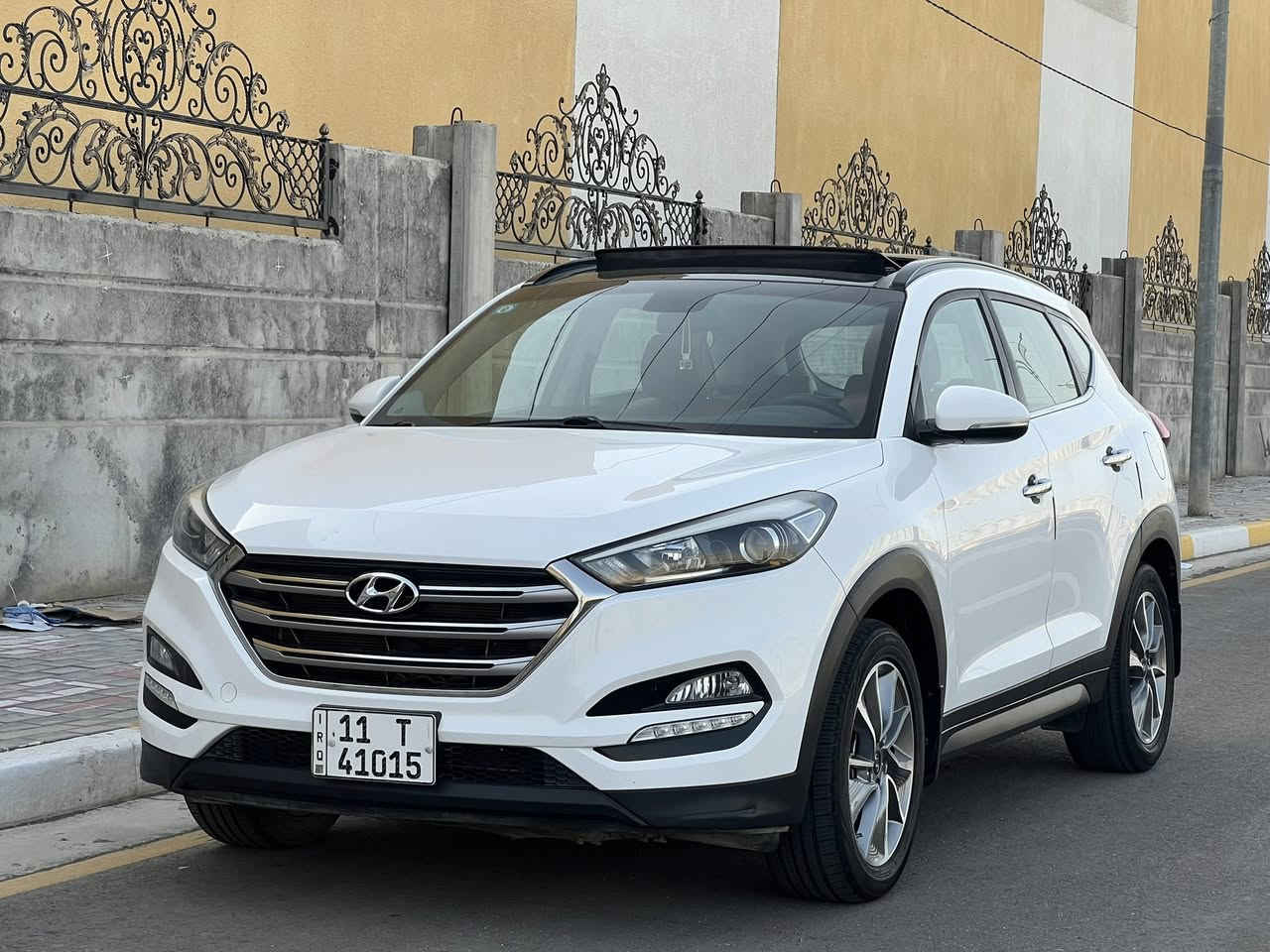 سلام عليكم توسان خليجي موديل 18 فوول.  رقم بغداد مميز
السياره اعلى فئه بموديلها 

مرايه كهربائي 

نظام نزول منحدرات 

هيتر بالكشن 

شاشه كبيره بلاديه 

كامره بلاديه 

داخل جلد احمر 

مكينه 2000 دوش

سقف بانوراما

تحكمات ستيرن جهتين 

كروس مثبت سرعه 

درايف كود 3 وضعيات قياده 

مكفوله من الصبغ والضربه والتبديل بيها فقط مكانين بارد بسيط جدا 

الشراي يتصل ويدلل

سعرها مناسب 

مكان السياره كربلاء الانتفاضه الثانيه 

للاستفسار ***********
