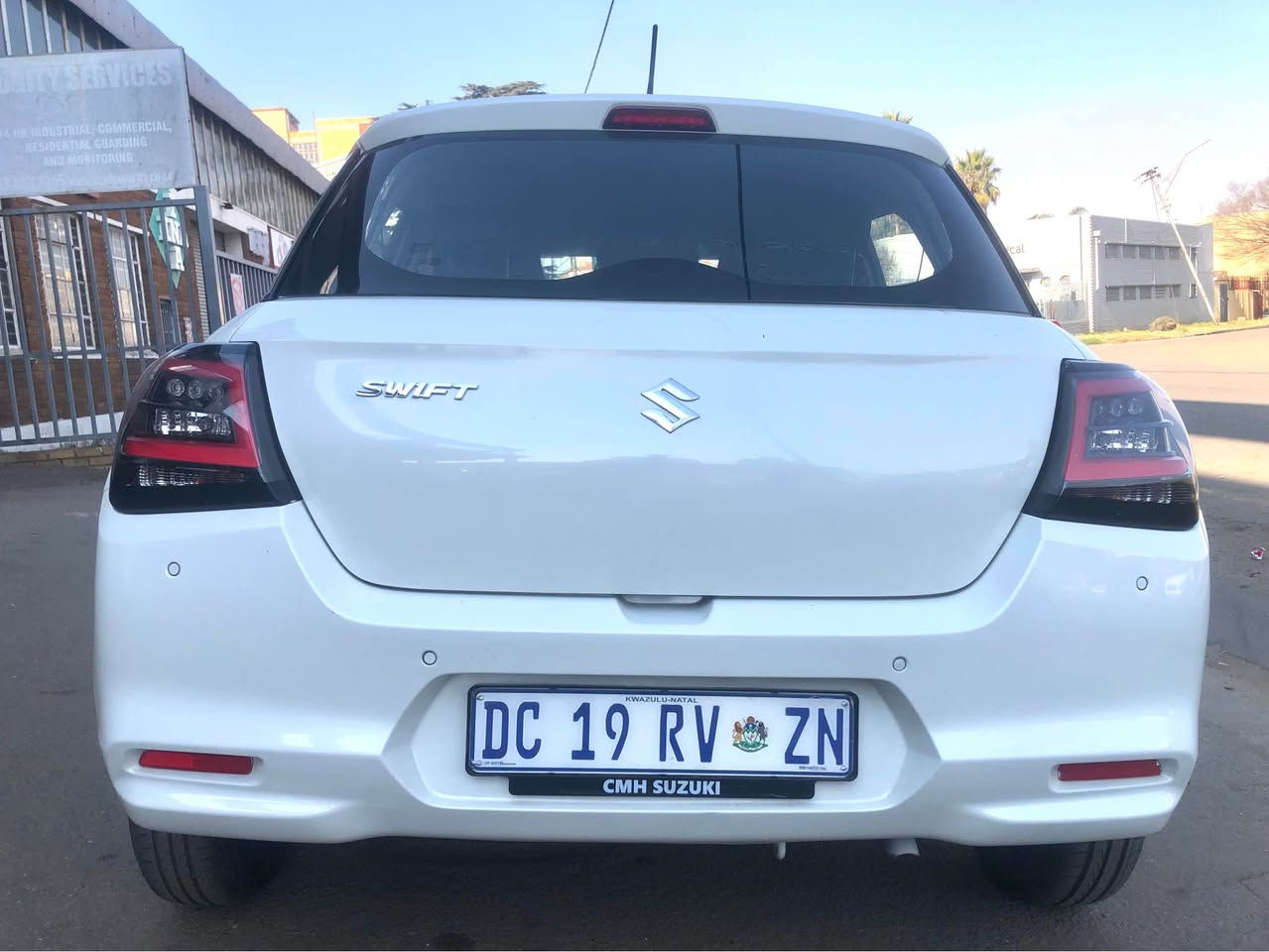 Suzuki Swift 1.2
Color White
Model 2025
Mileage 42,000Km
Paperwork updated
Start and Drive
Engine and gearbox warranty
Price R145,999
Manual 
Petrol
Service book
Service history
Reverse sensor
Clothes interiors
Fully Air-conditioned
Contact Mr James 063/4123/707 Johannesburg, South Africa


**إذا كنت صاحب هذا الإعلان وتريد حذفه لأي سبب، رجاءا أرسل رسالة إلى الدعم الفني**