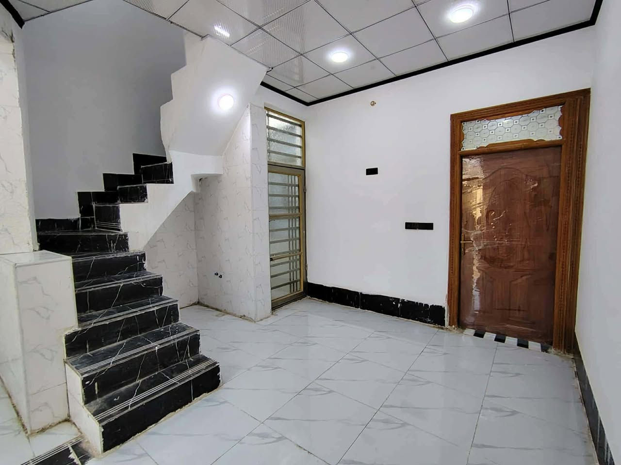 بيت الايجار 50متر  يتوفر 100 م و200 م ايجارات 

🏠  مقابل ملحق قرية الغدير  

غرفه  - صالة  -صحيات  -مطبخ -
***********
