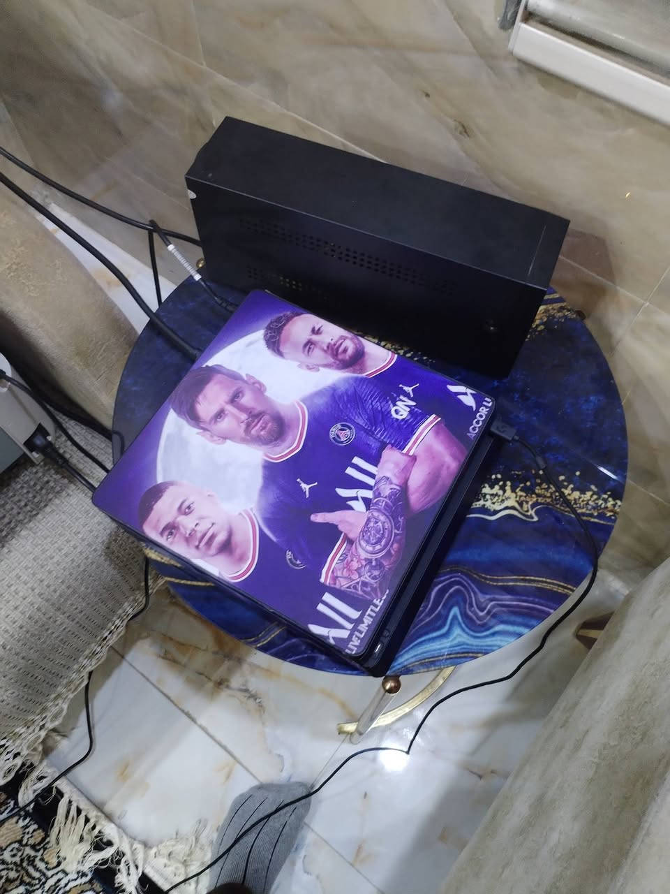 سلام عليكم بلي فور سلم مهكر كامل ملحقاته يدات ثنين ويو بي اس الجهاز نضيف كلش لوك ستيكر الجهاز بي العاب مثل 
pes 21
gta v
fc 26 
call of duty 
god of war 
السراب 
للاستفسار 
***********
***********
السعر 240 وبي مجال
