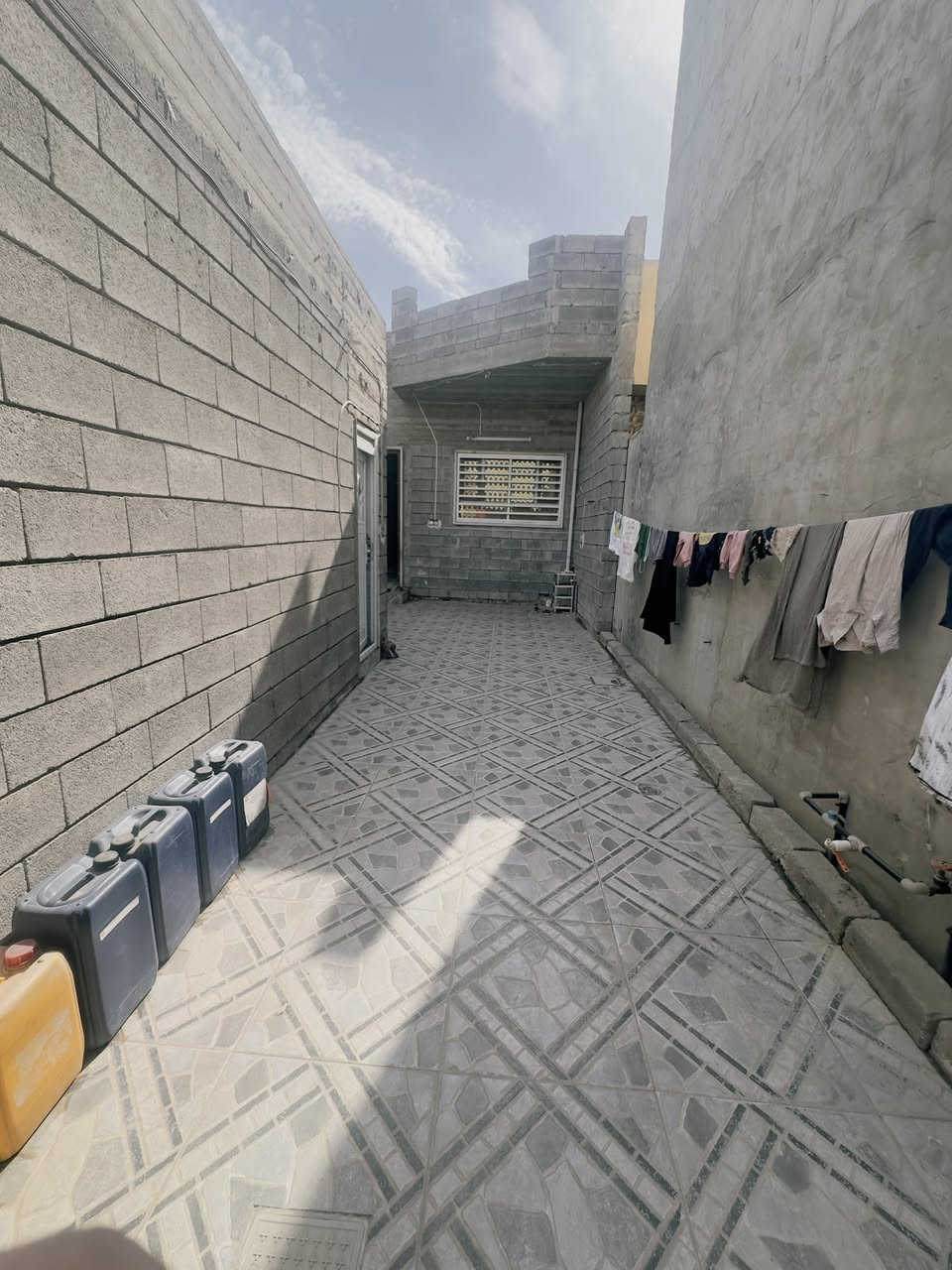 السلام عليكم دار للبيع على تقاطع رجم حديد تجاري وثلث محلات بي مساحه 250 للبيع سعر260
ملاحظة اريد مندوبات انطهم دلاليه اني صاحب مكتب وماقصر معاهم عندي عروض رقم تلفون ***********
